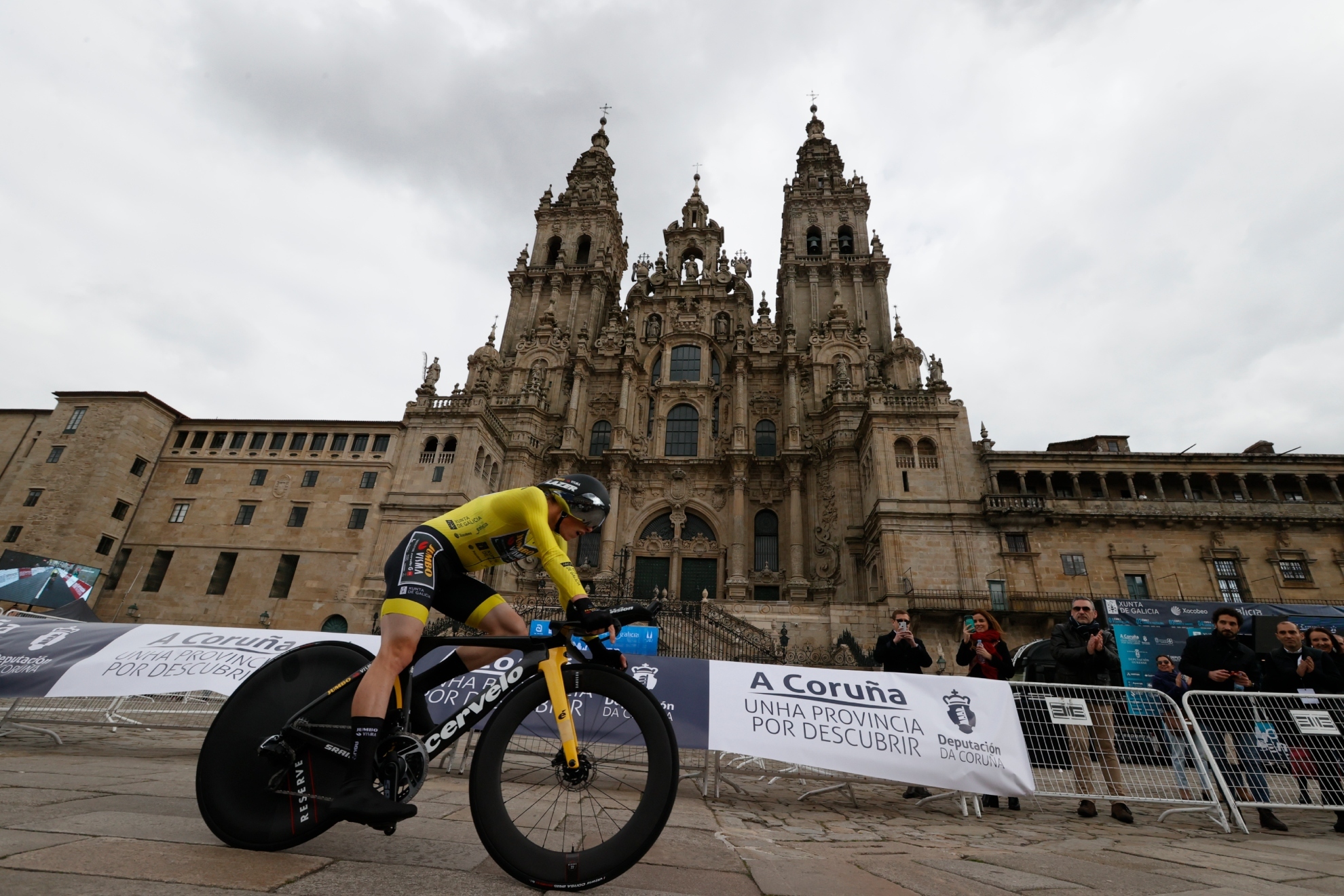 Jonas Vingegaard compite en la etapa final de la carrera ciclista O Gran Camiño en Santiago de Compostela.