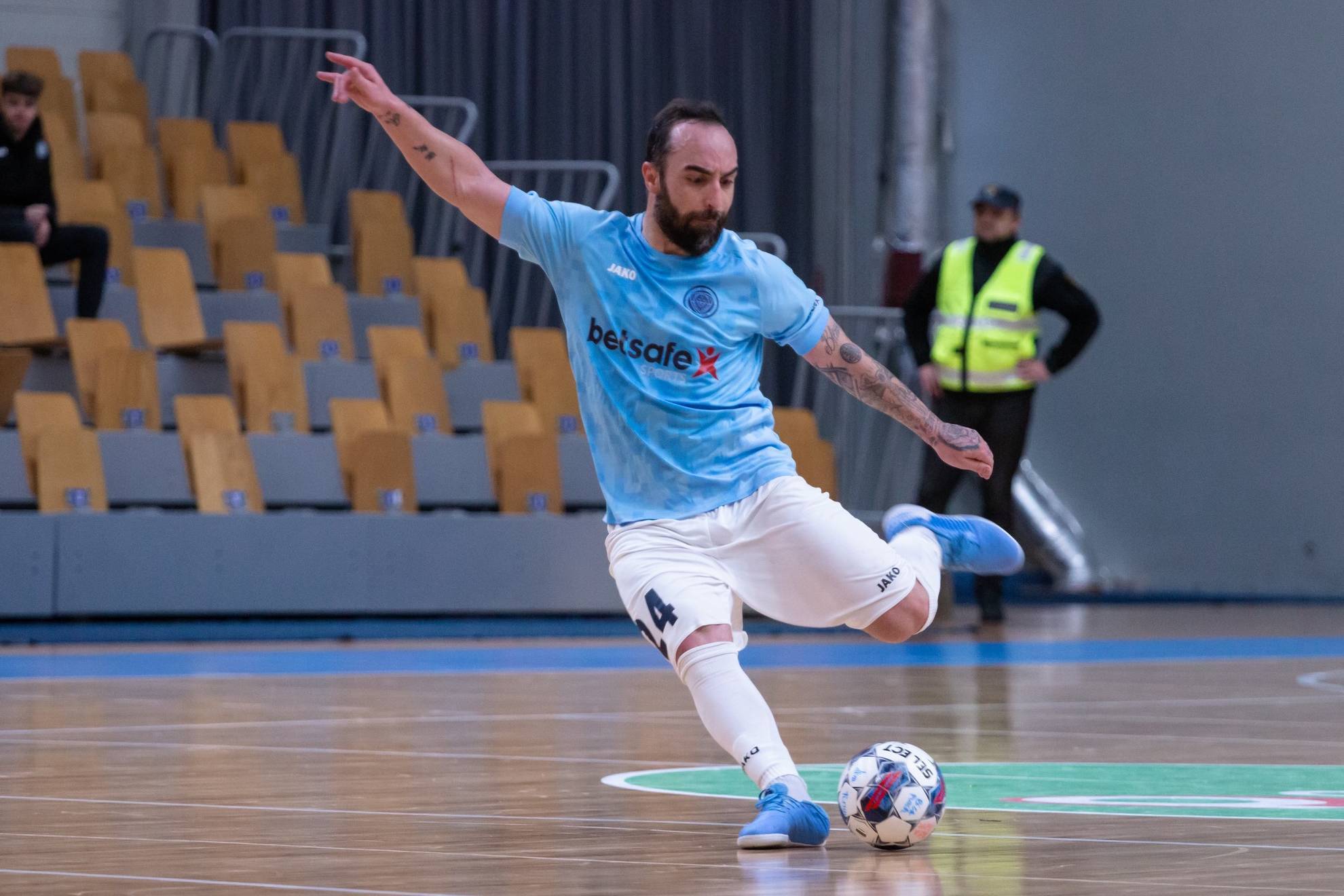 Ricardinho se dispone a lanzar a portera en un partido del Riga Futsal.