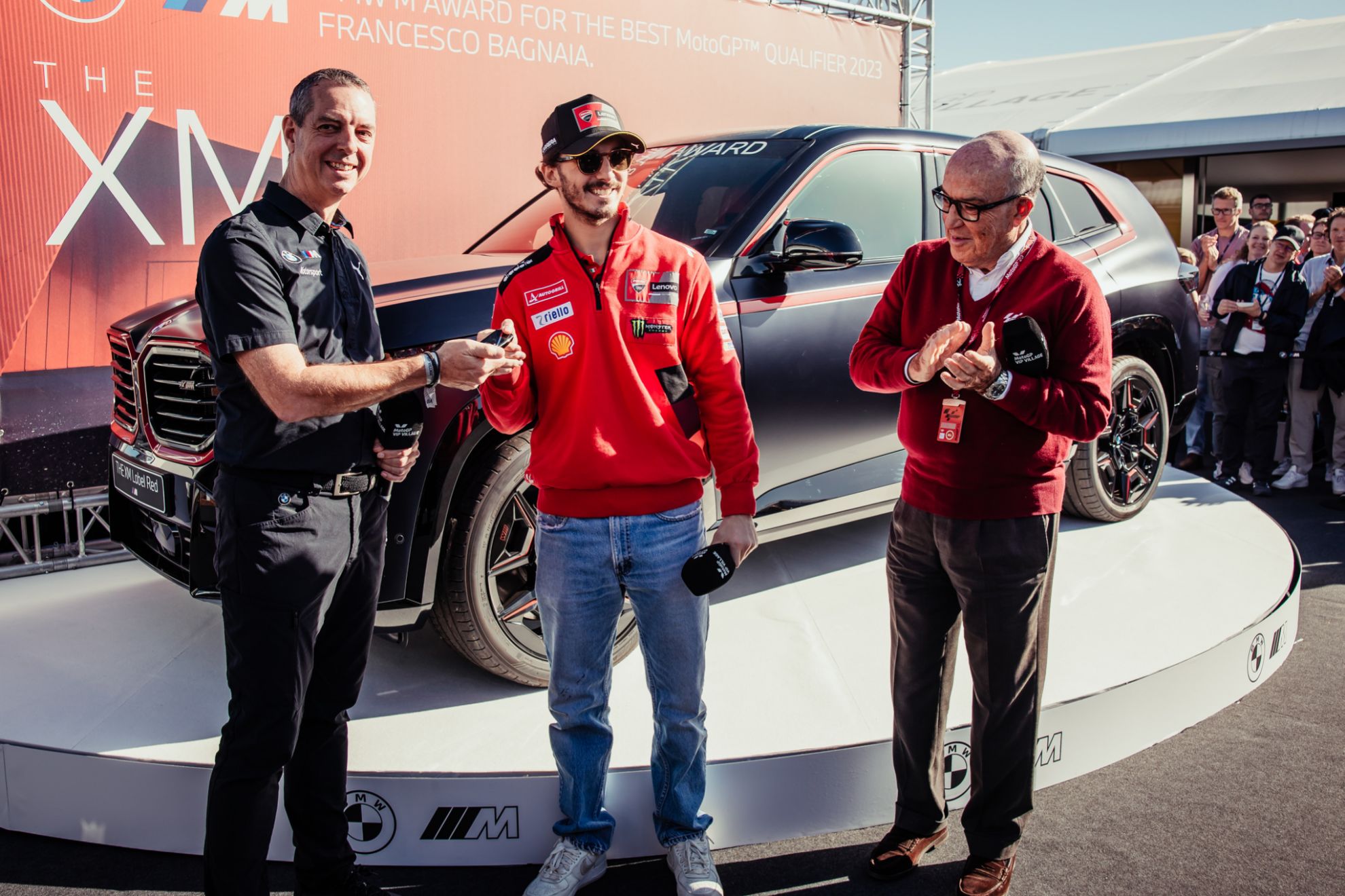 El campeón recibió su coche de manos de Franciscus van Meel (BMW) y Carmelo Ezpeleta (Dorna)