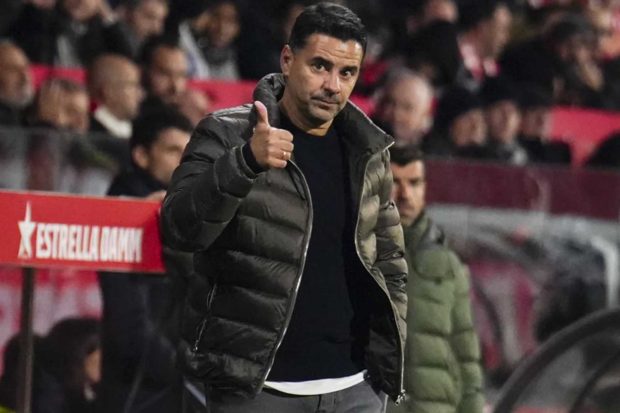 Míchel, entrenador del Girona, hace un gesto de aprobación.
