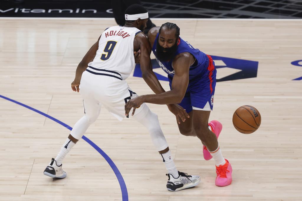 Justin Holiday roba la pelota a James Harden.