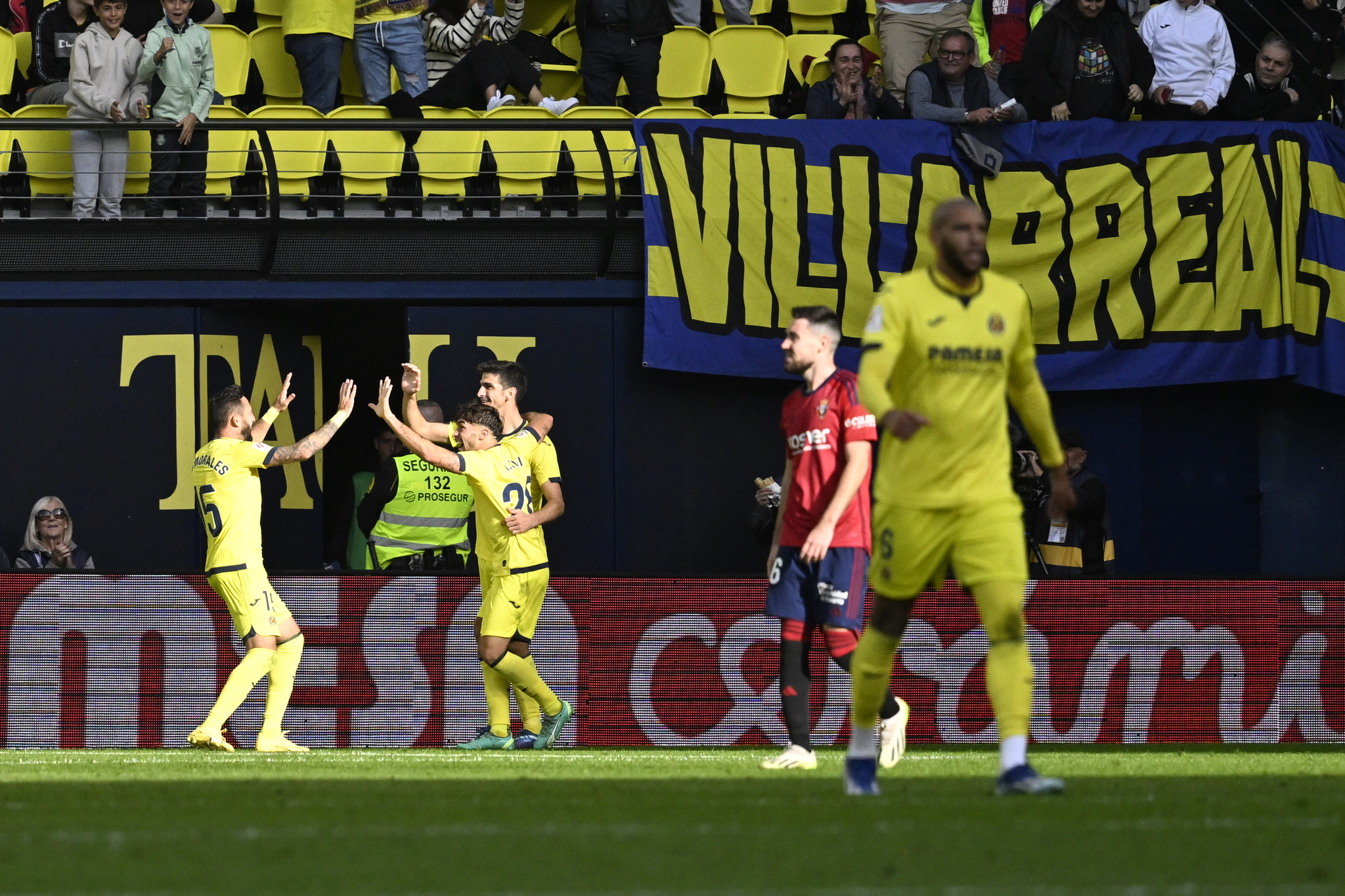 Los jugadores del Villarreal celebran un gol ante Osasuna.