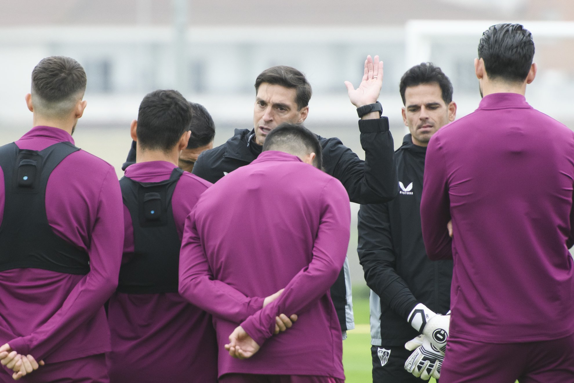 Diego Alonso conversa con sus jugadores antes del entrenamiento.