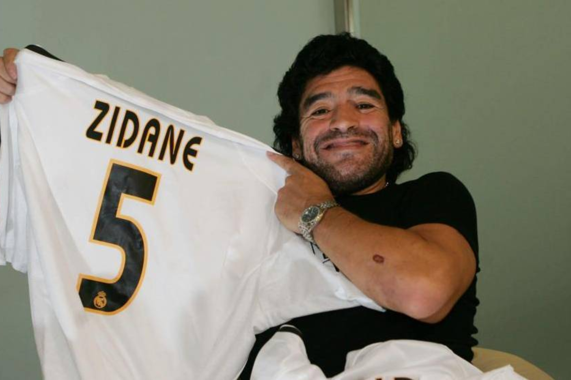 Maradona, con una camiseta de Zidane en una entrevista con MARCA.
