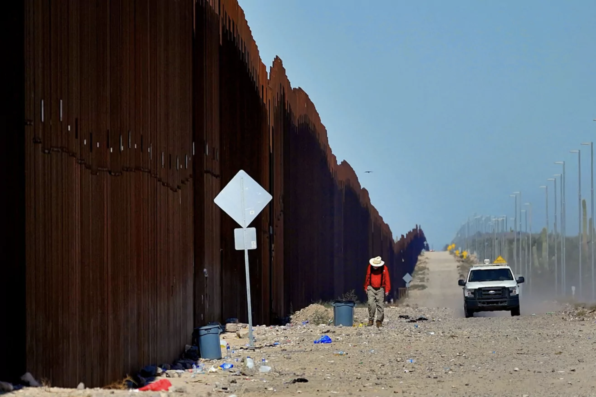 US closes Texas border crossing to vehicles