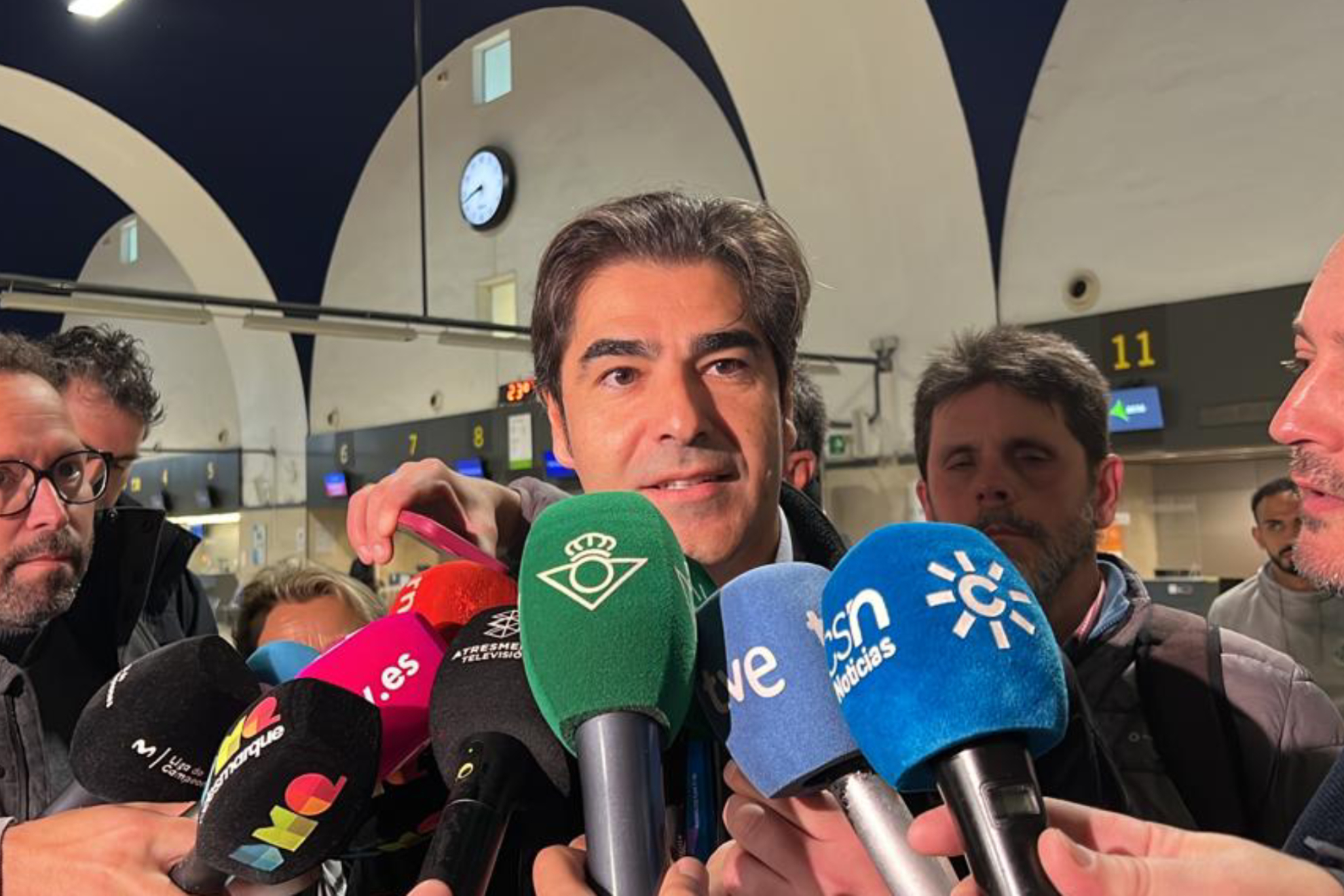 El presidente Ángel Haro atiende a los medios.