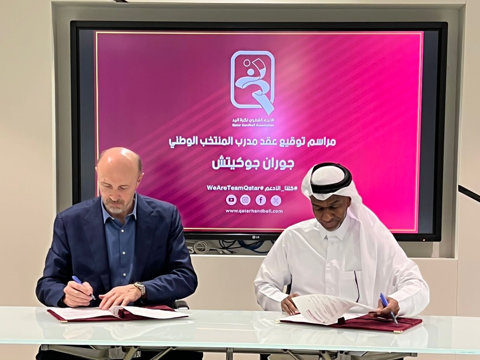 El nuevo seleccionador de Qatar, en el acto de firma de su contrato /