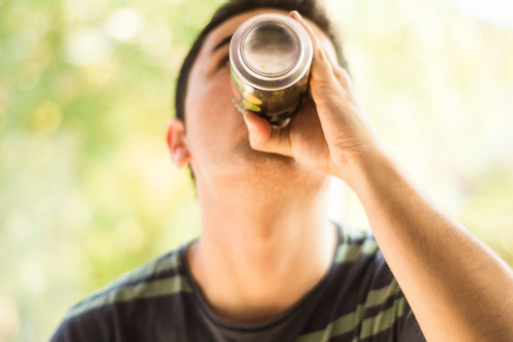 La Junta de Andaluca limitar el uso de mviles en las escuelas, y prohibir la venta a menores de bebidas energticas y vapeadores para 2024