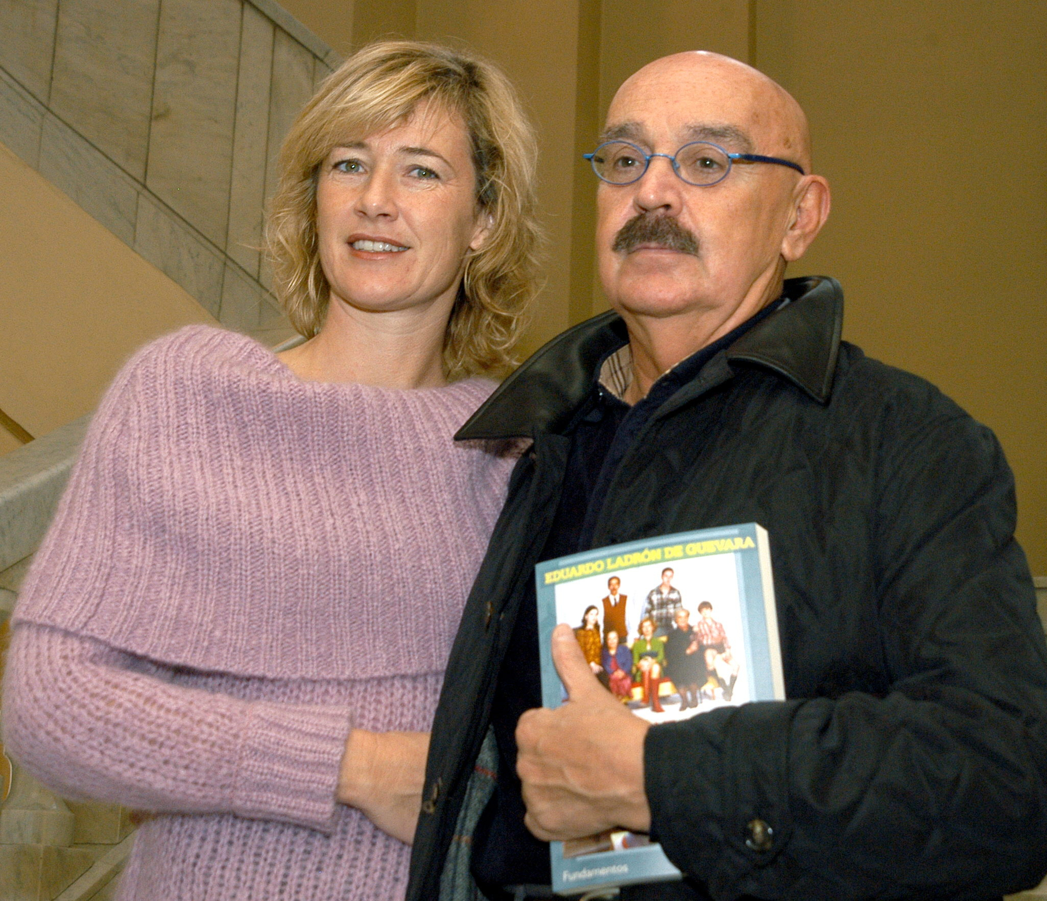 Ana Duato, junto a Eduardo Ladrón de Guevara, uno de los guionista de 'Cuéntame', en 2003