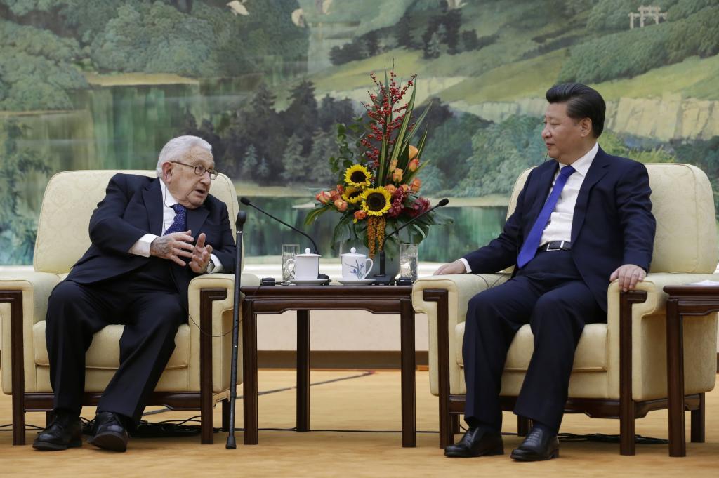 Heny Kissinger, junto a Xi Jinping.