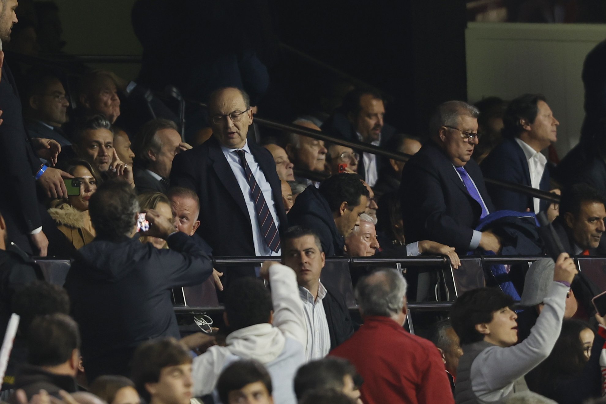 Imagen del palco del Sevilla, con el presidente de pie tras finalizar el partido.