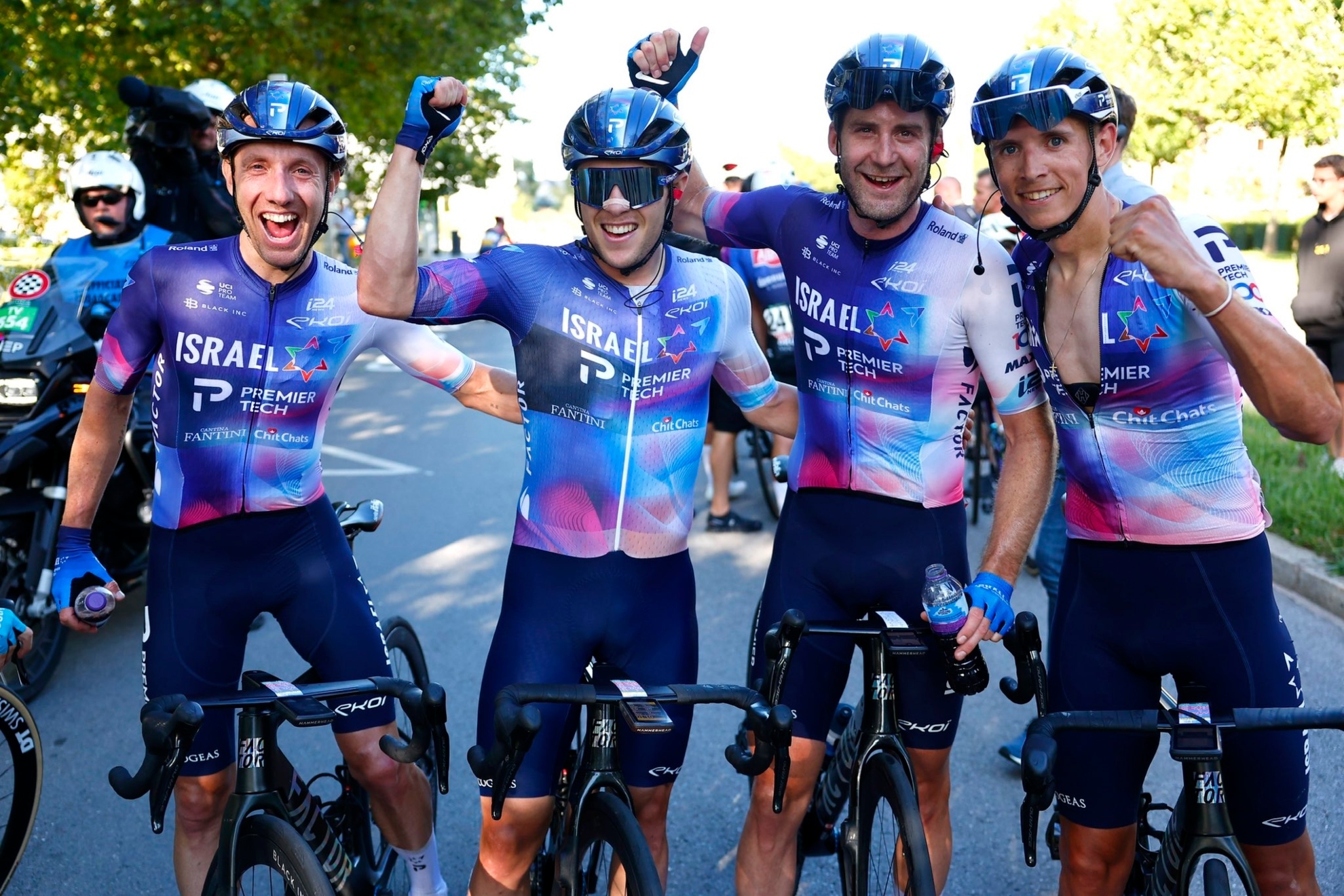 Los ciclistas se Israel - Premier Tech durante una carrera de la pasada temporada