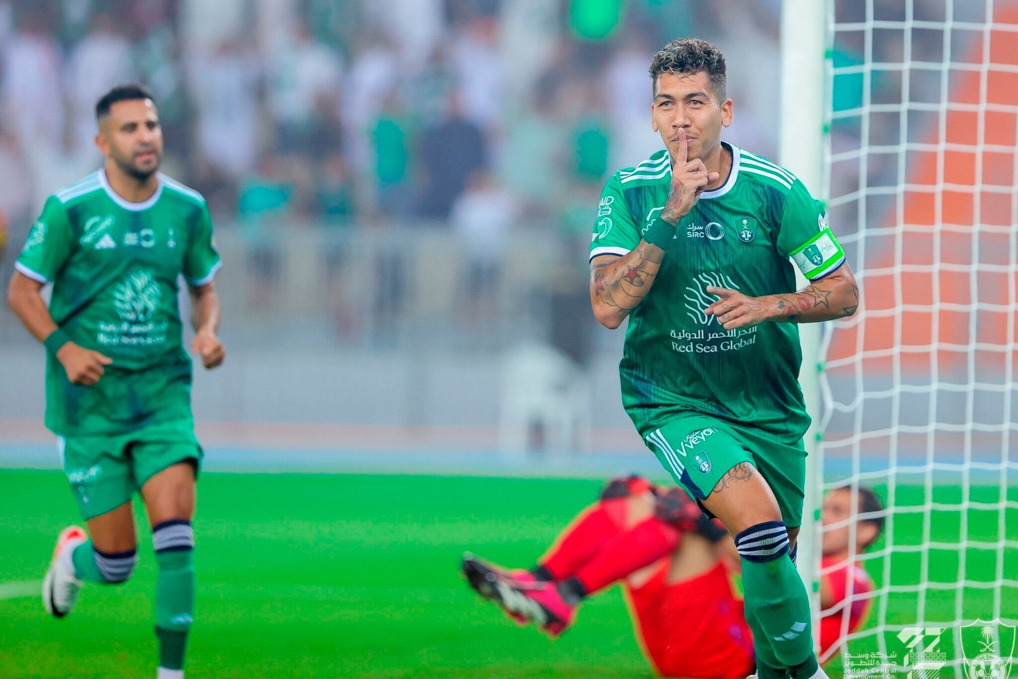 Roberto Firmino celebra un gol con el Al Ahli.