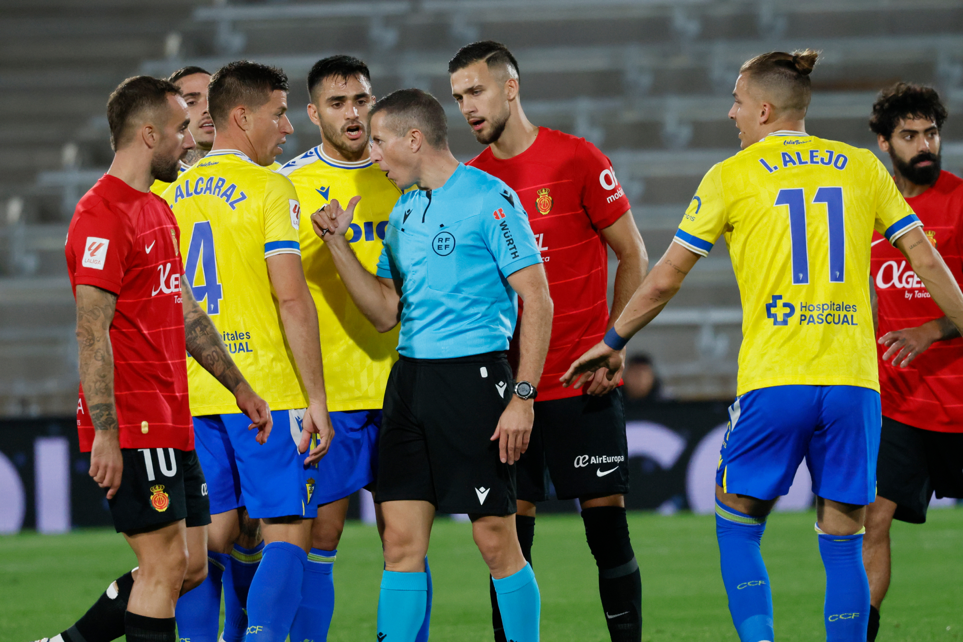 El colegiado advierte a los jugadores del Cádiz y el Mallorca