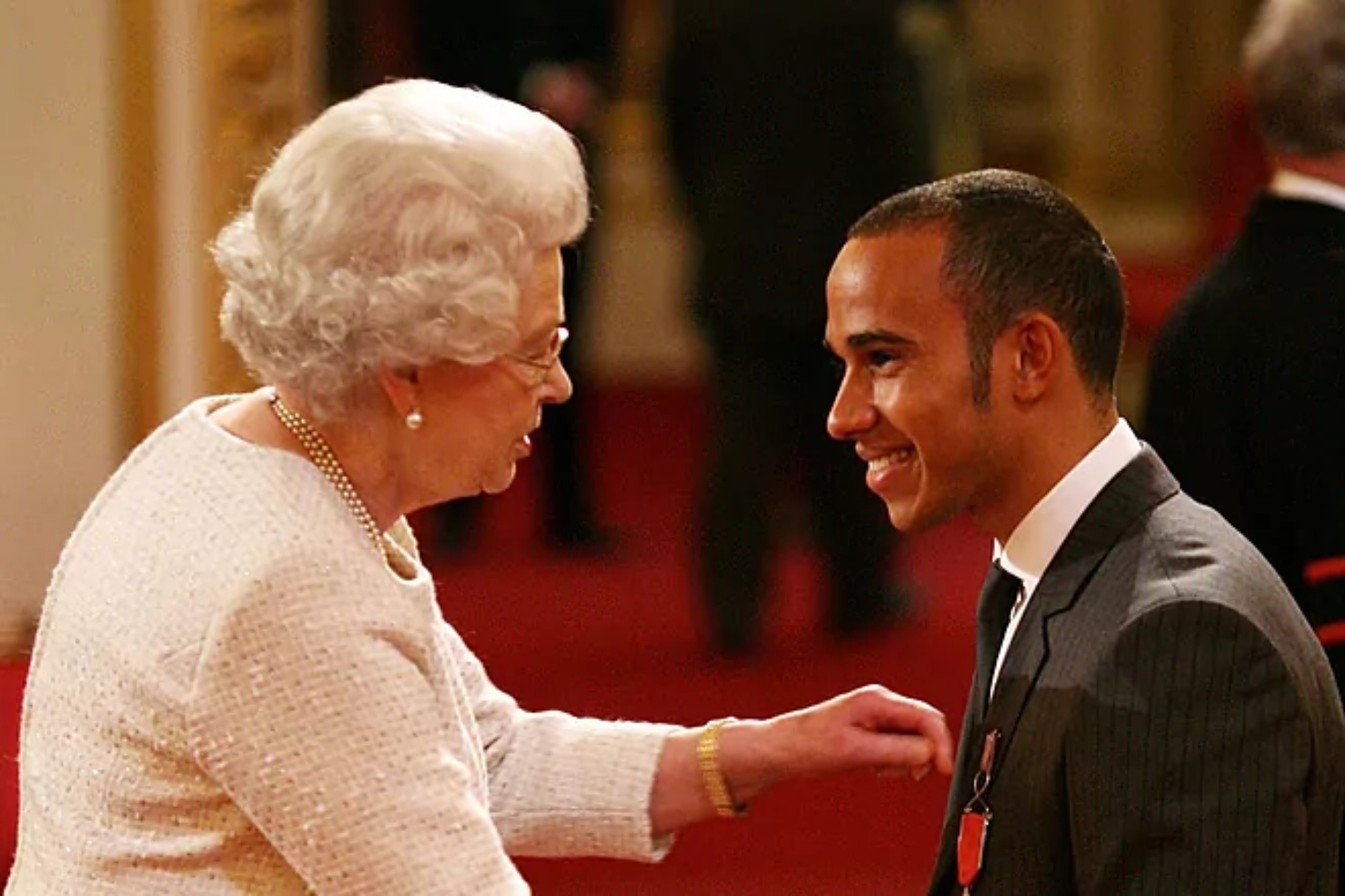 La Reina, nombrando Miembro de la Orden del Imperio Británico a Hamilton en 2008