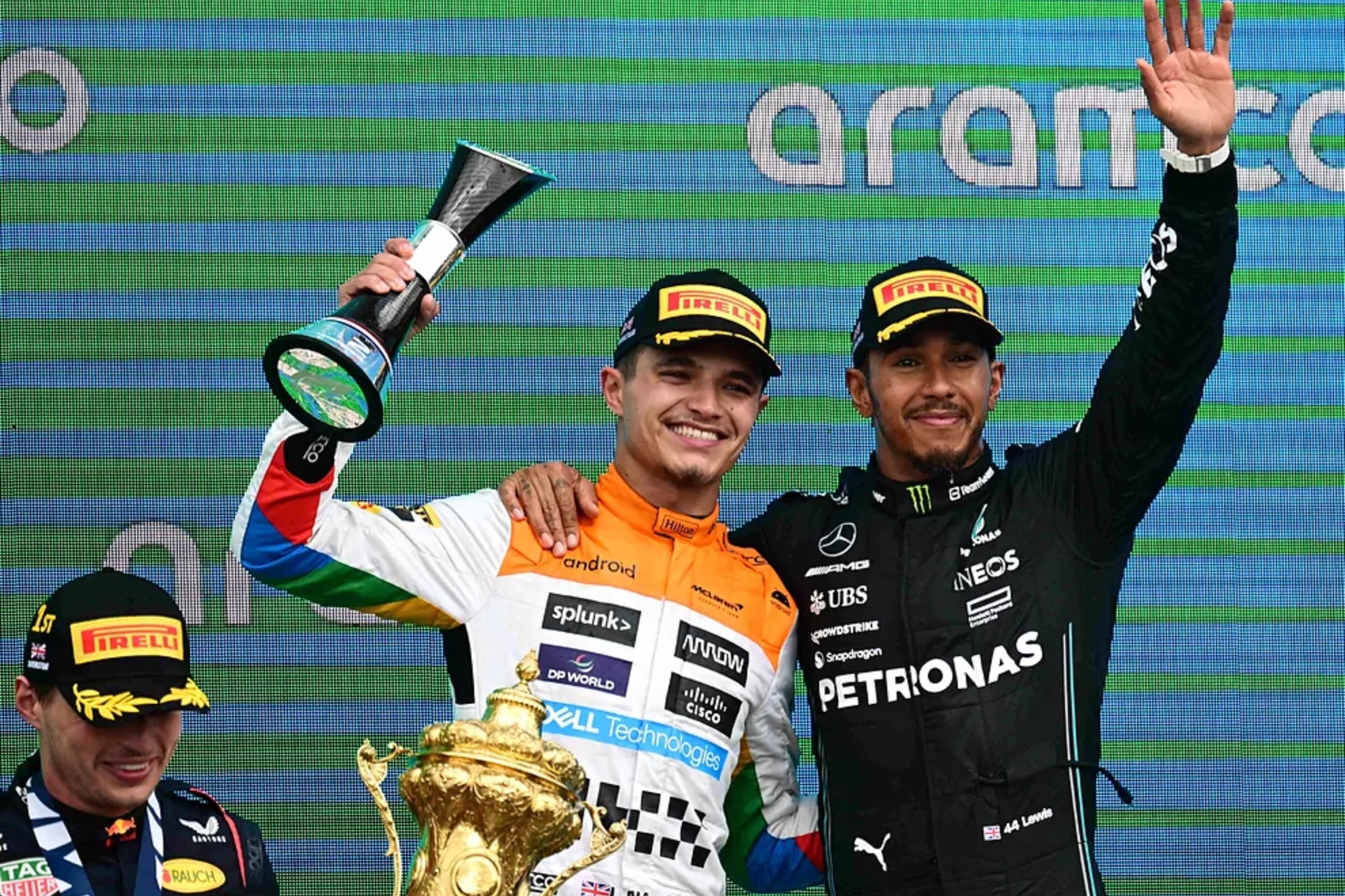 Lando Norris y Lewis Hamilton en el podio de Silverstone en 2023