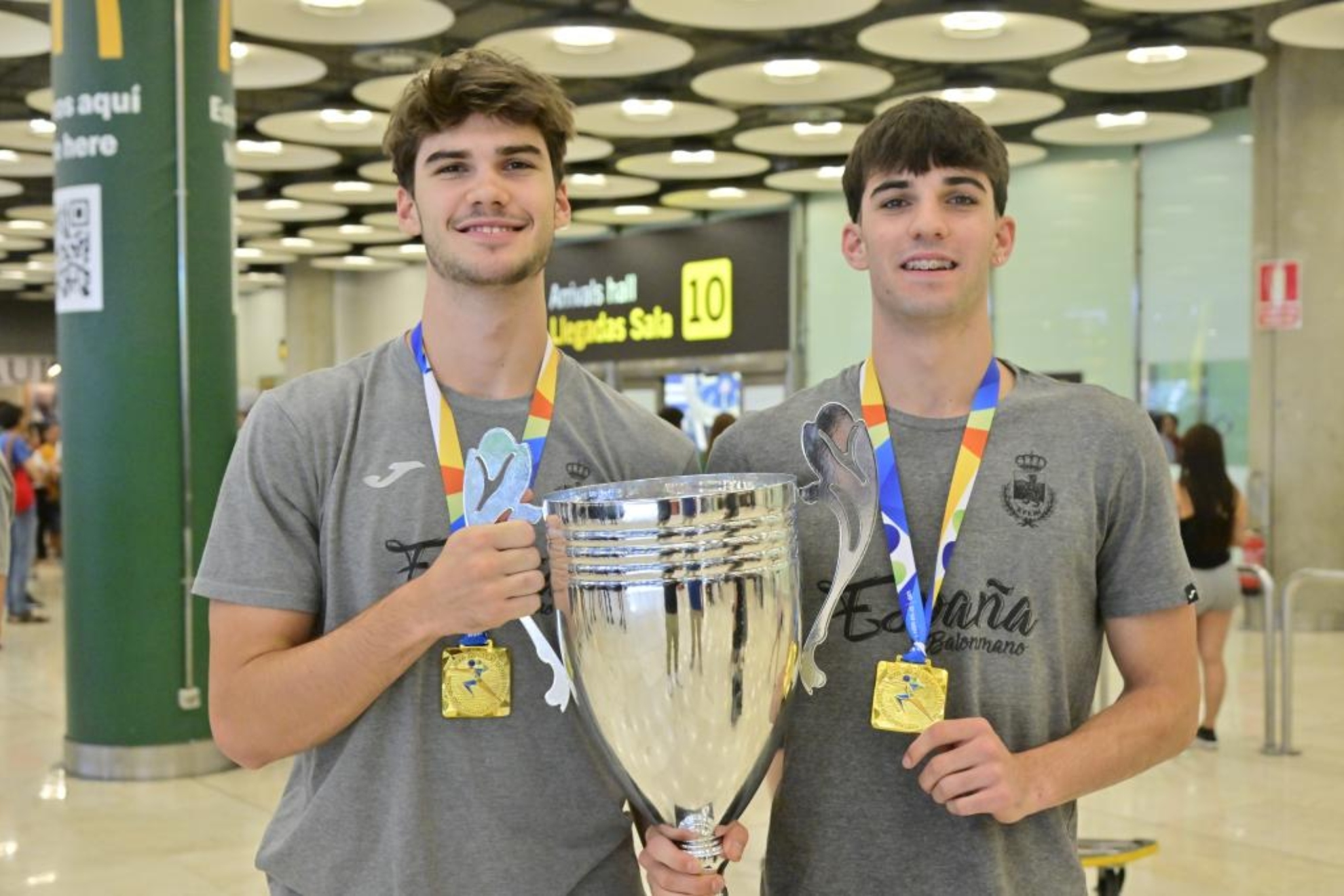 Djordje y Petar Cikusa, con el trofeo del Mundial Juvenil de 2023 /