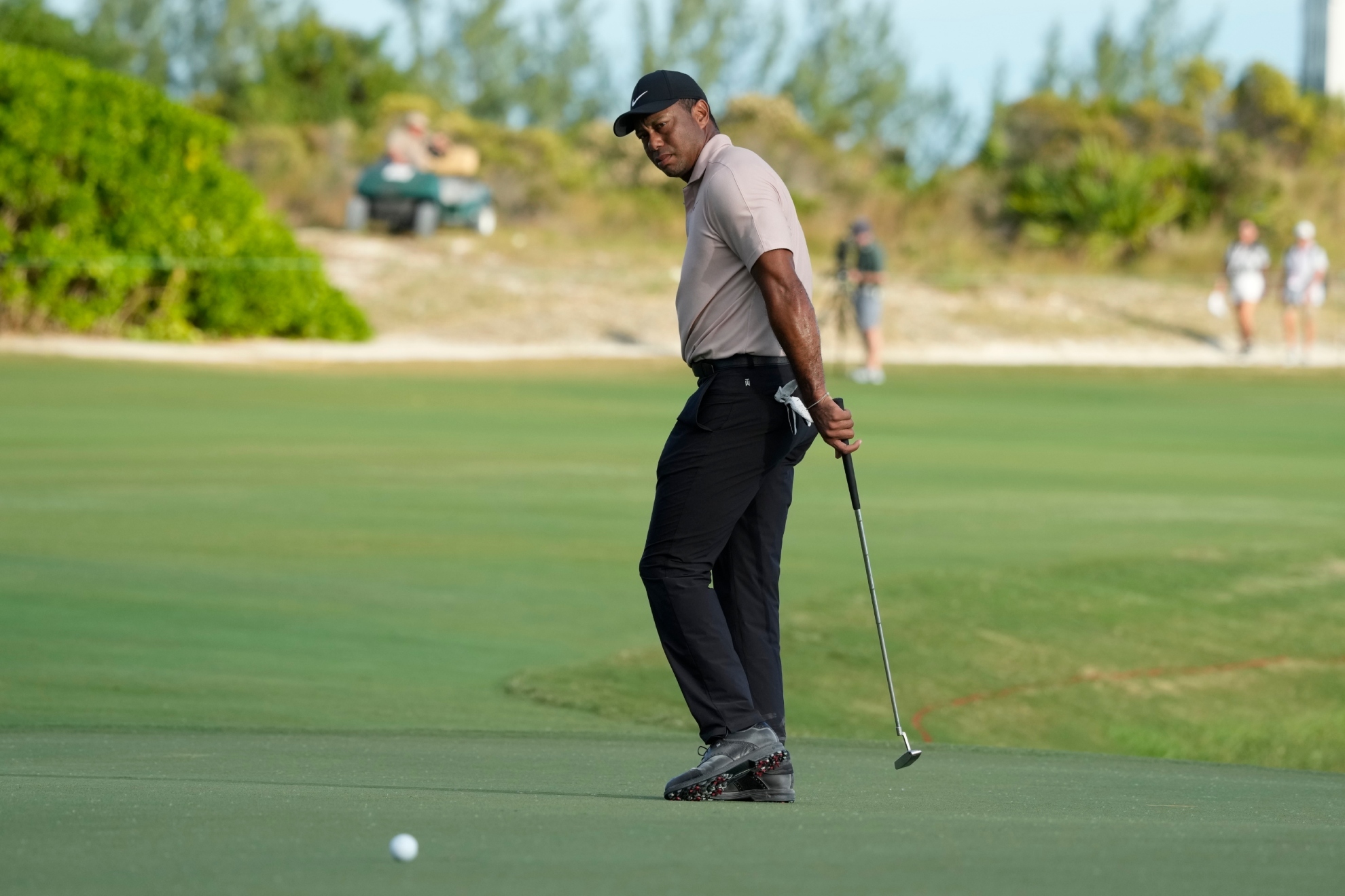 Tiger Woods arranca con tres sobre par en su regreso tras el Masters de Augusta
