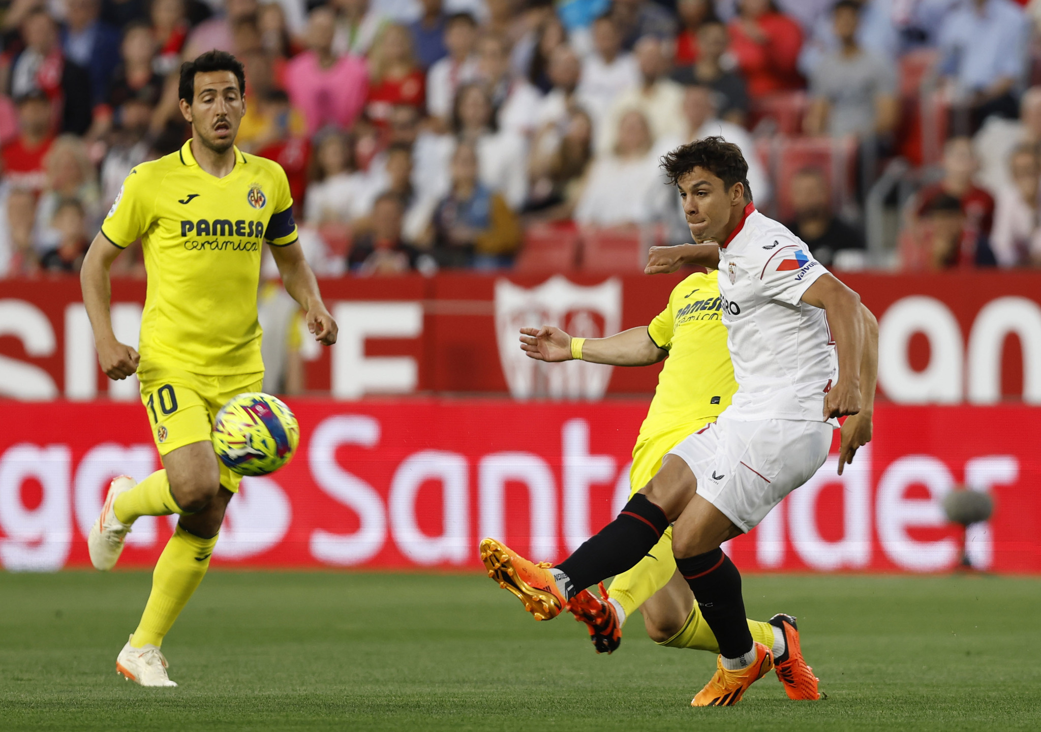 Óliver Torres y Parejo, en un Sevilla-Villarreal