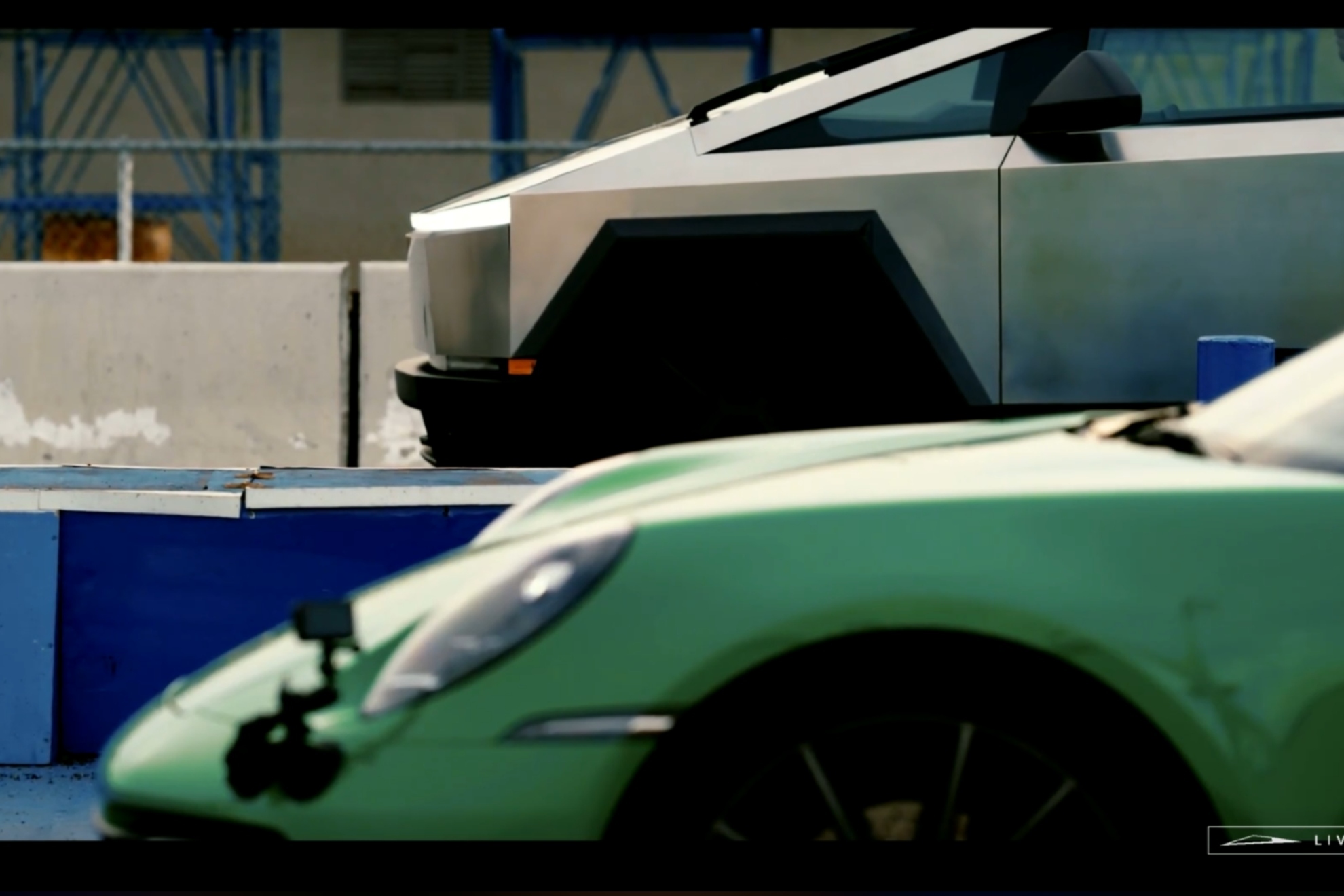 El más difícil todavía para el Tesla Cybertruck: duelo de aceleración desigual con un Porsche 911.