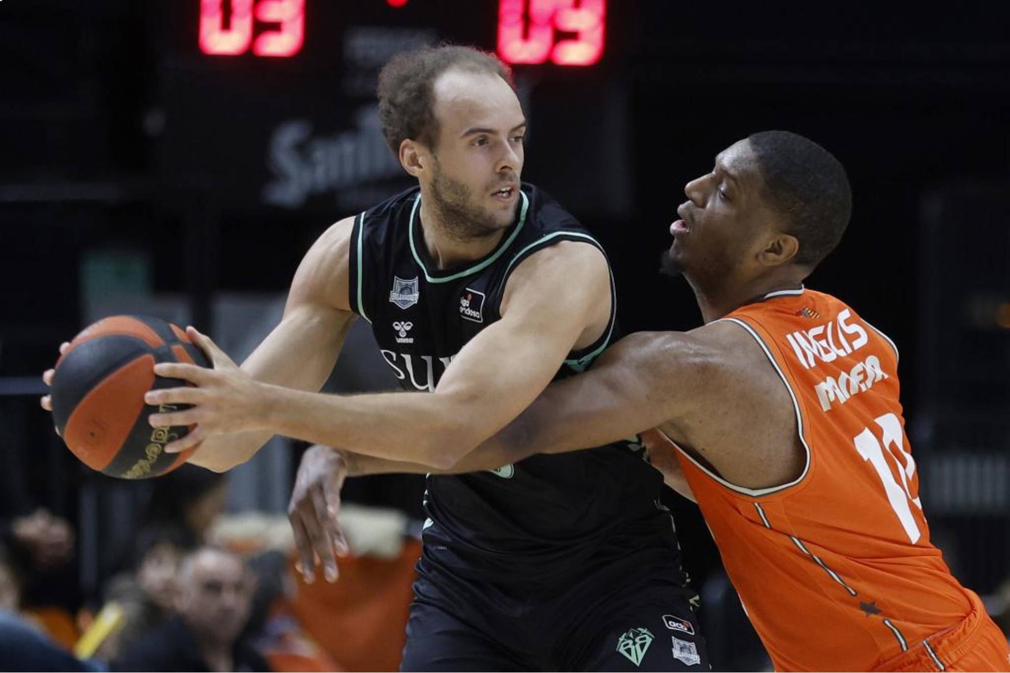El ala pívot francés del Valencia Basket Damien Inglis defiende al ala pívot sueco del Bilbao Basket Denzel Andersson.