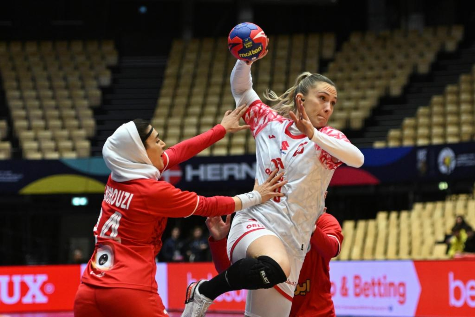 La jugadora iran intercepta a la polaca Kochaniak-Sala /