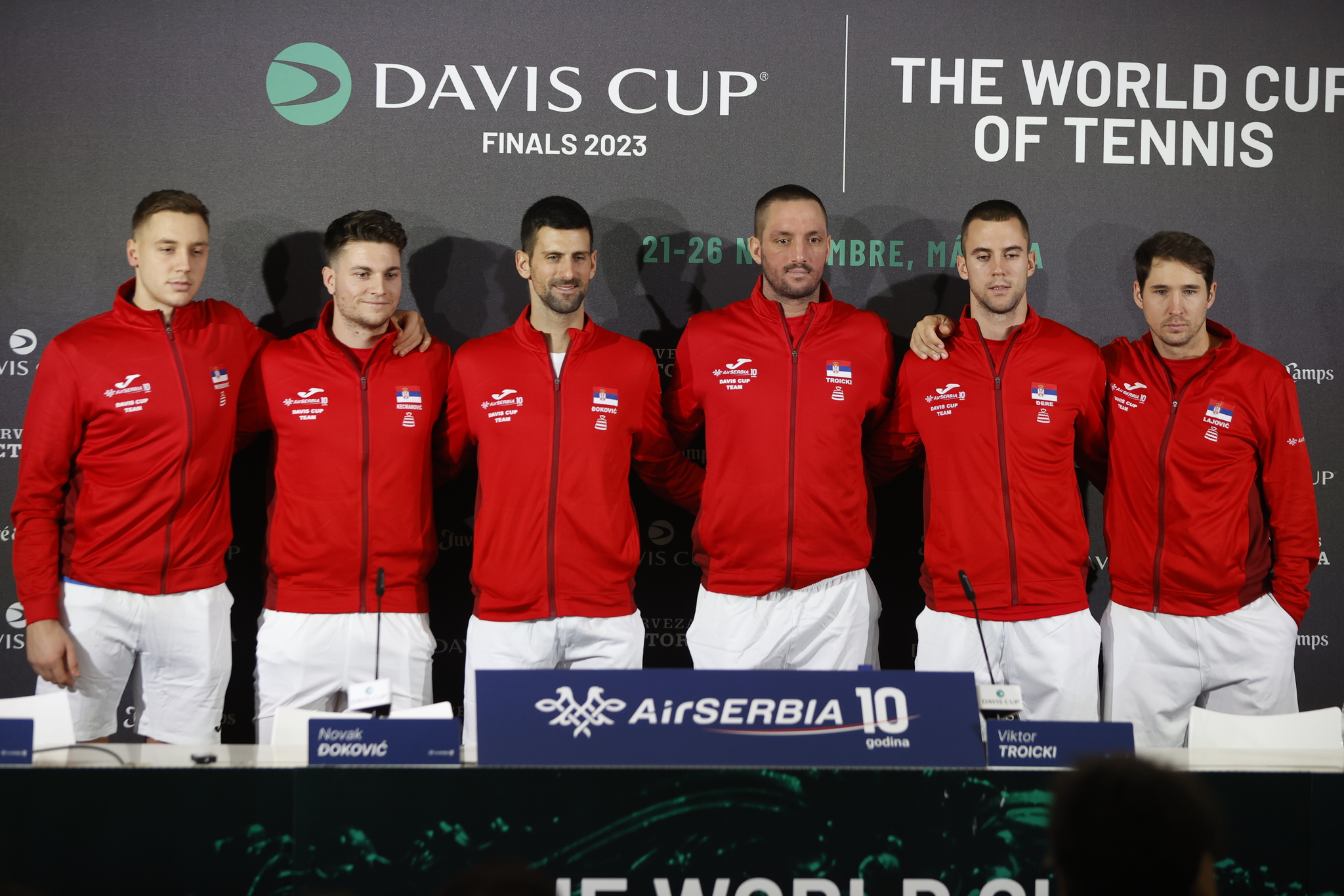 El equipo serbio de Copa Davis, junto al entrenador Viktor Troicki, posa durante las Finales de Málaga