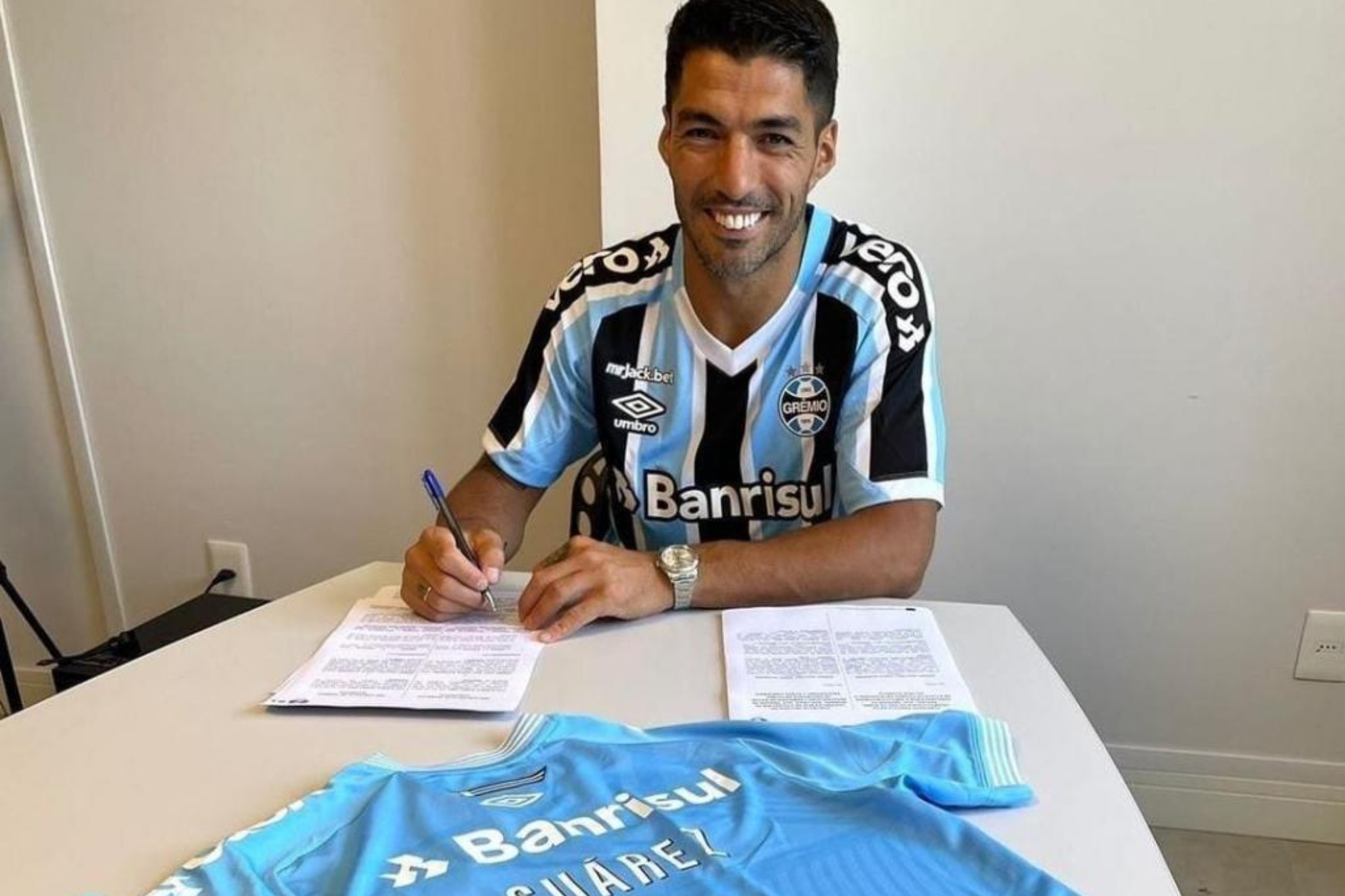 Suárez, cuando firmó su contrato con Gremio.