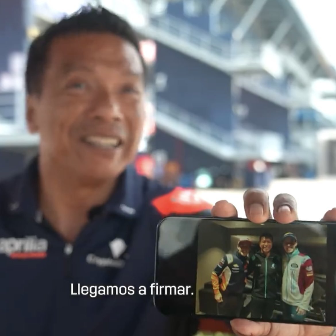 Razali enseña una foto guardada en su móvil en la que posa con los hermanos Márquez.
