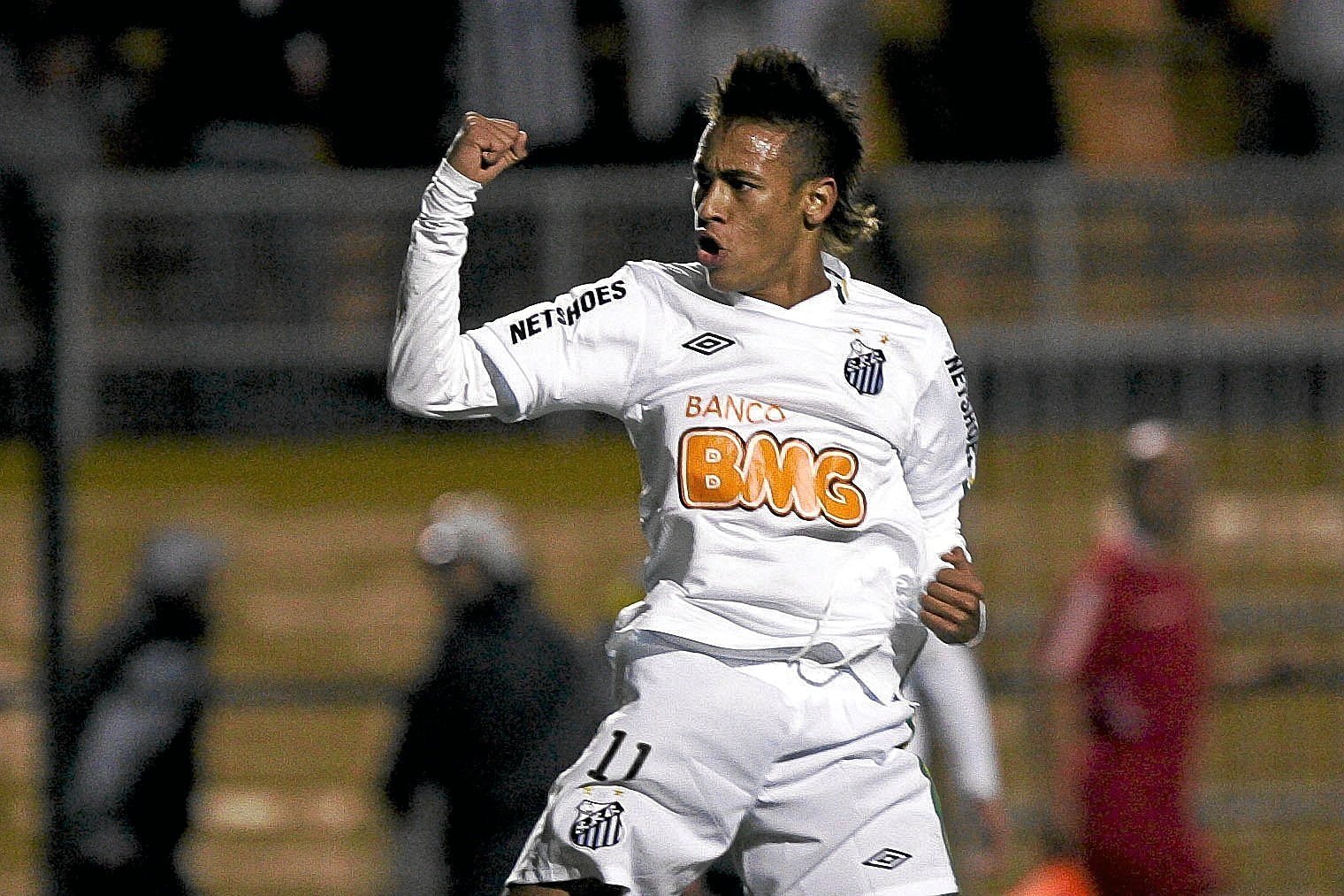 Neymar merayakan gol untuk Santos.