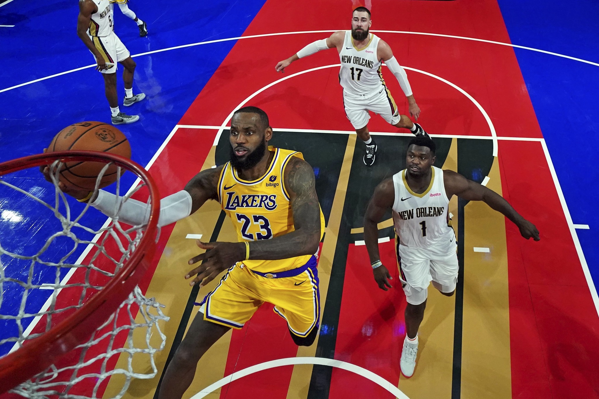 LeBron anota una bandeja ante los Pelicans en Las Vegas