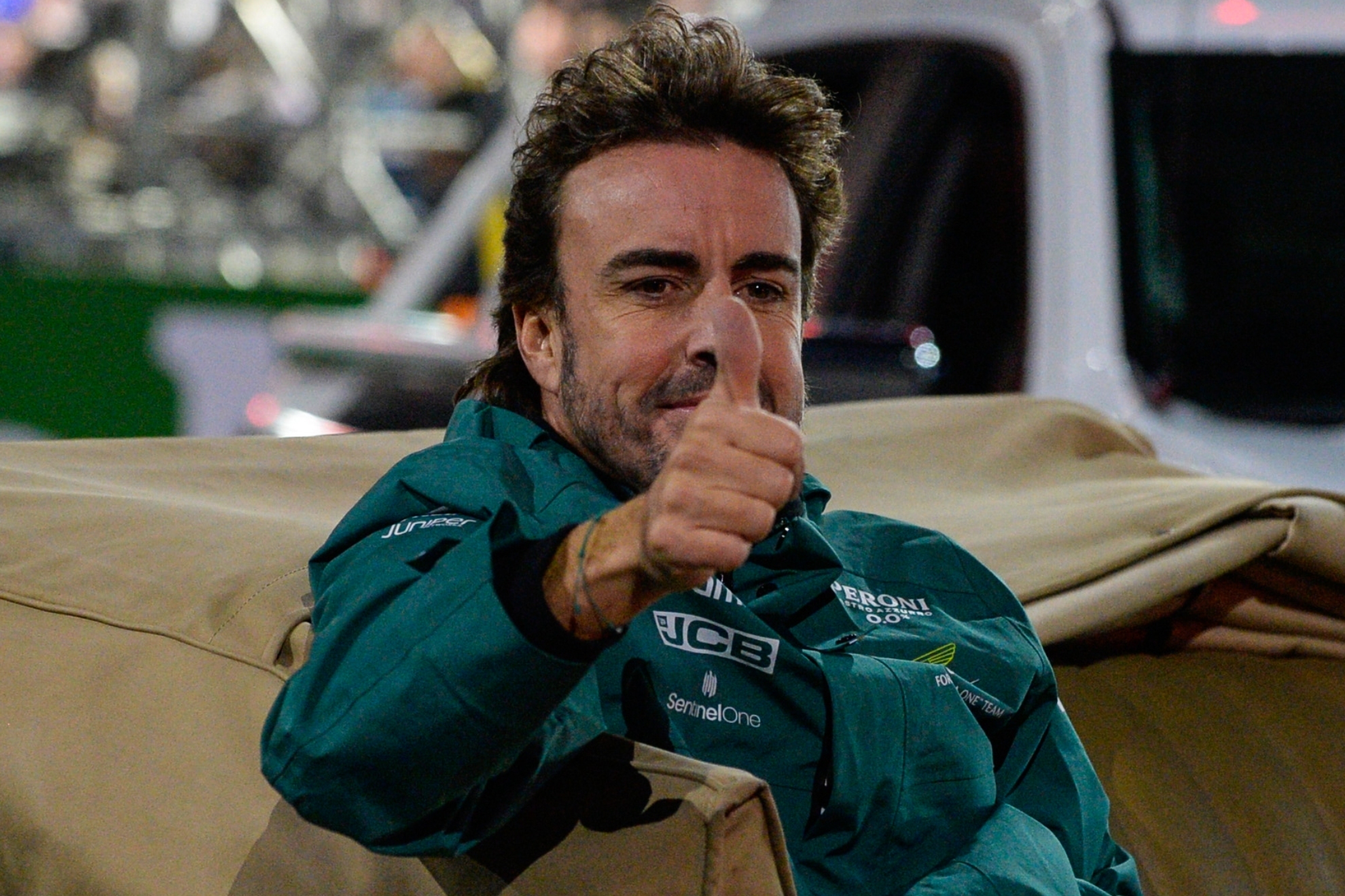 Alonso levanta el pulgar durante un gran premio de F1 2023.