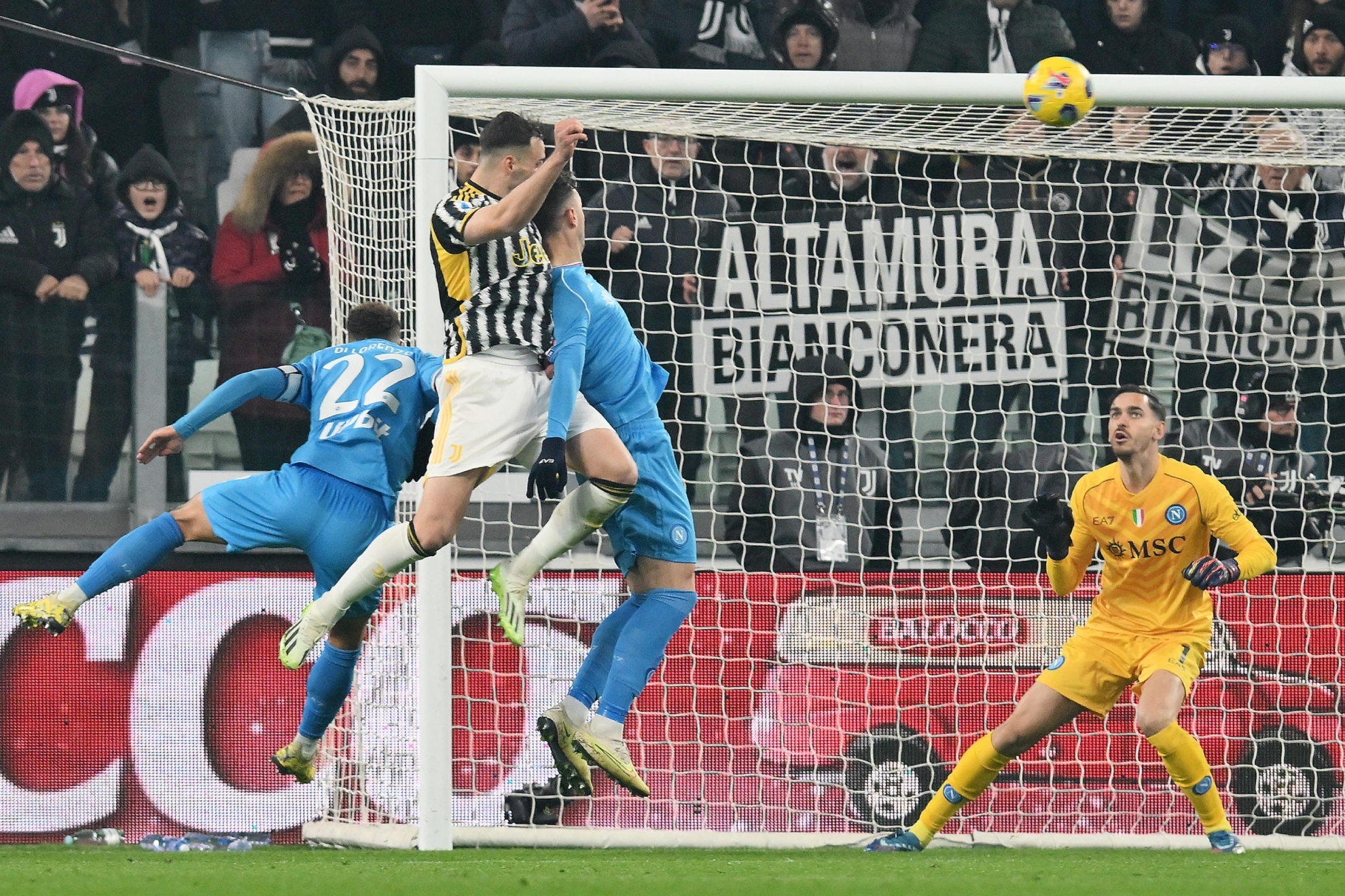 Federico Gatti marca el gol de la victoria contra el Nápoles.