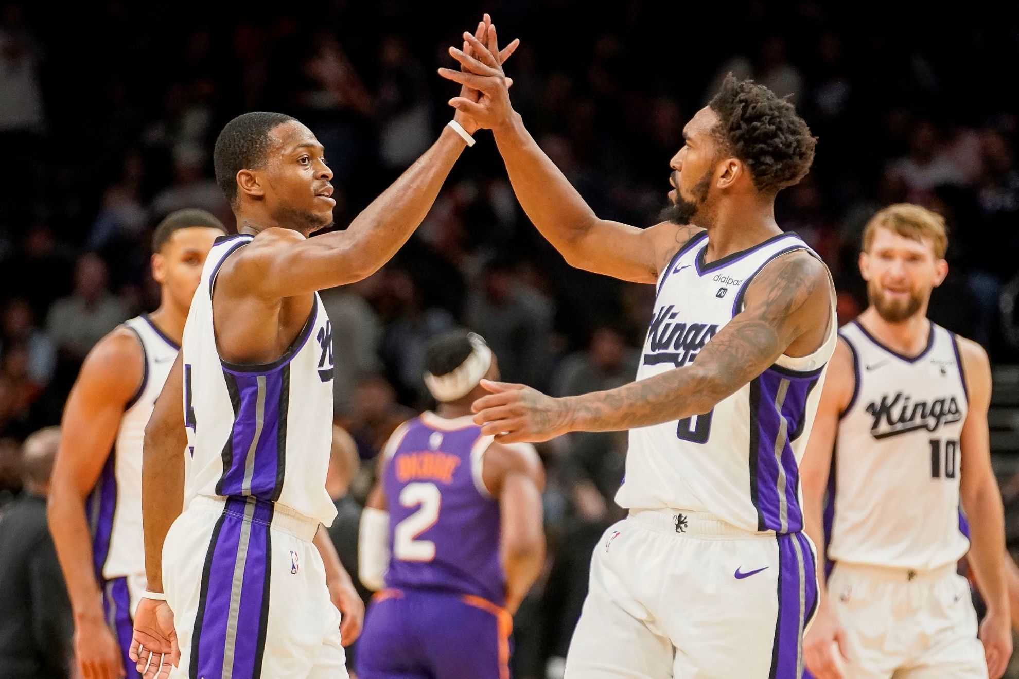 DeAaron Fox scores 23 points in Q4 as Kings pull away late to defeat Suns