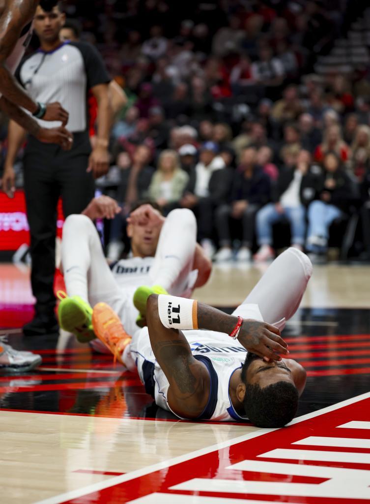 Irving, tras caer lesionado.