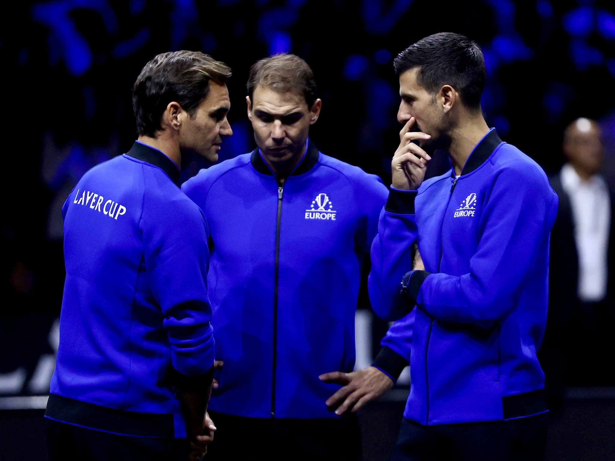 Roger Federer, Rafael Nadal y Novak Djokovic conversan durante la Laver Cup 2022