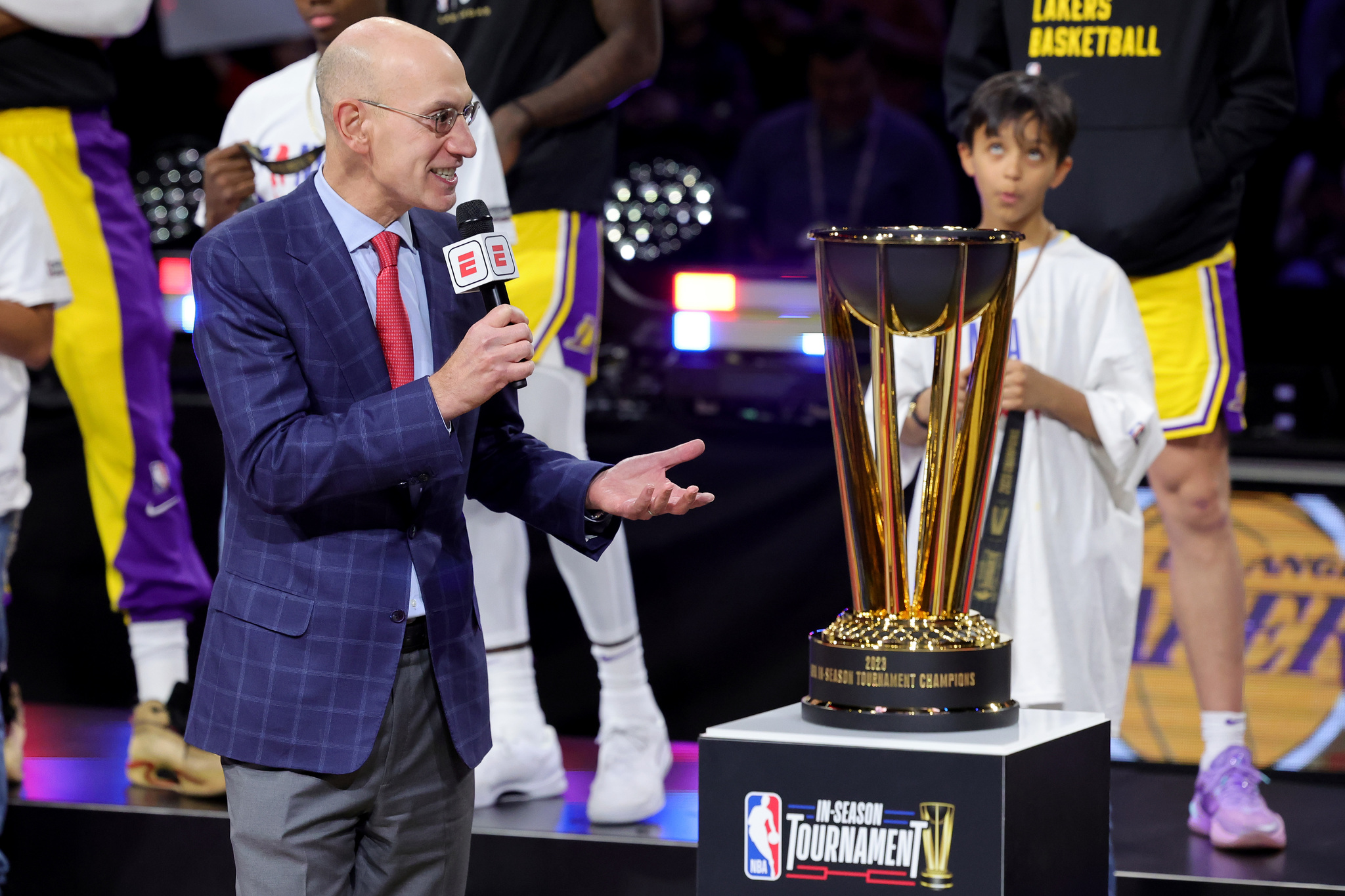 Adam Silver presenta el trofeo de la Copa NBA antes de entregársela a los Lakers