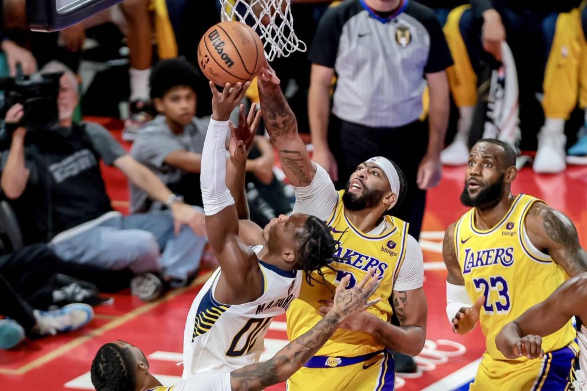 LeBron James y Anthony Davis en un momento del partido ante los Pacers.