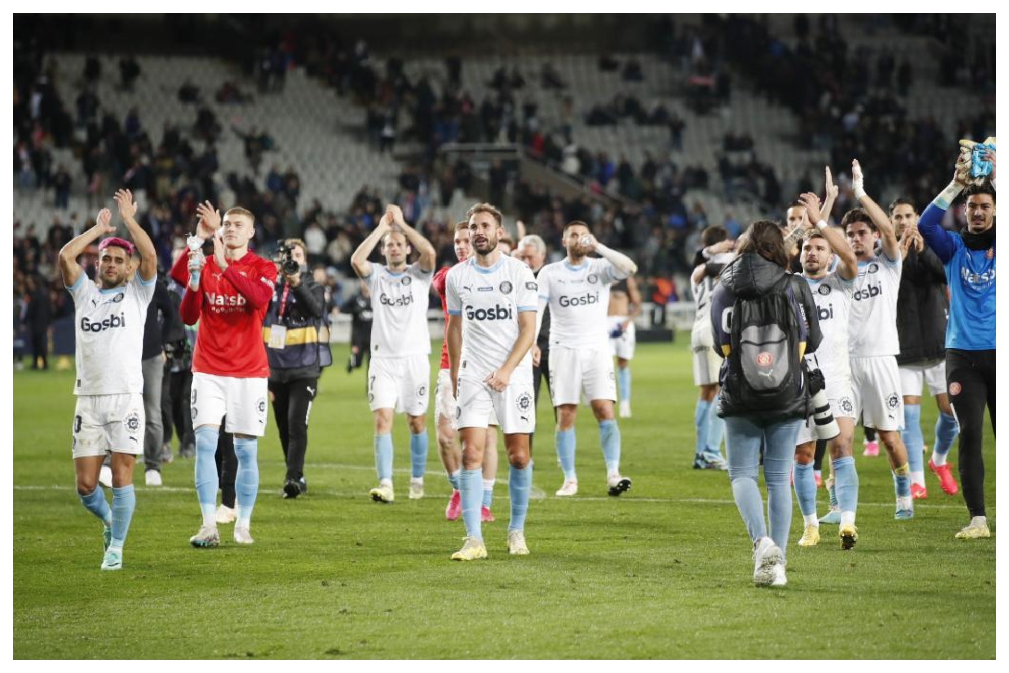 Los jugadores del Girona saludan a la aficin tras su triunfo ante el Bara
