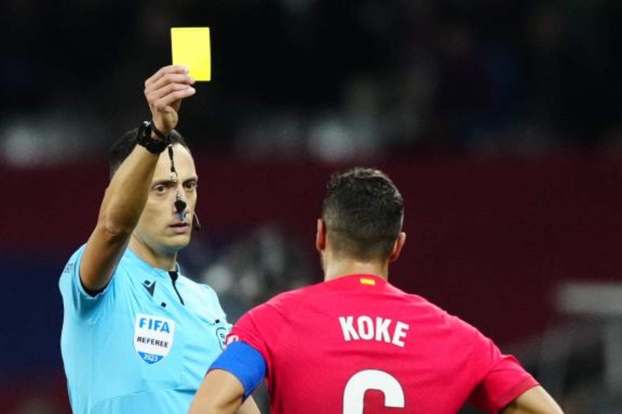 Koke recibe una tarjeta amarilla.