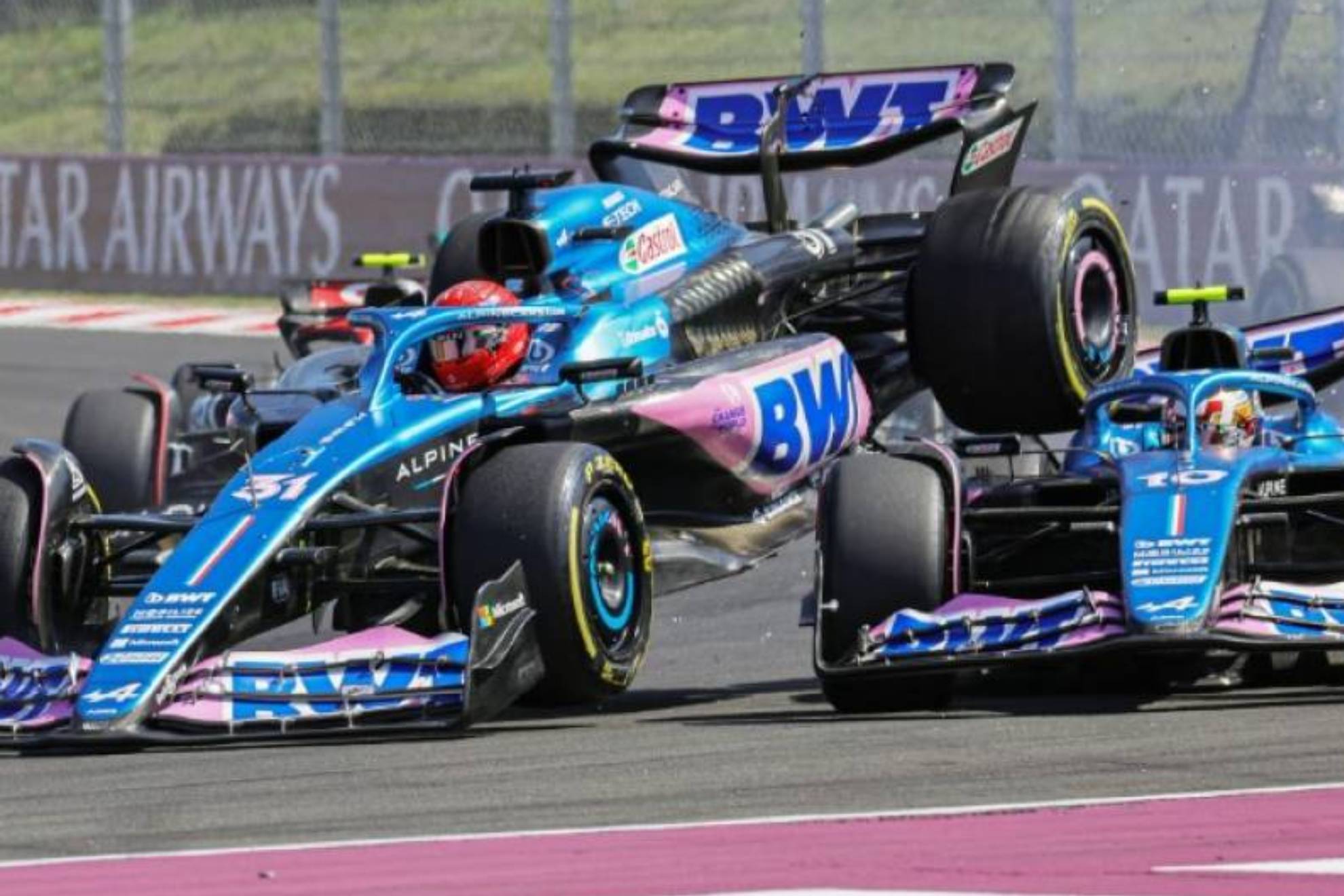 Ocon se sube por encima del coche de Gasly, en la salida del GP de Hungr�a 2023.
