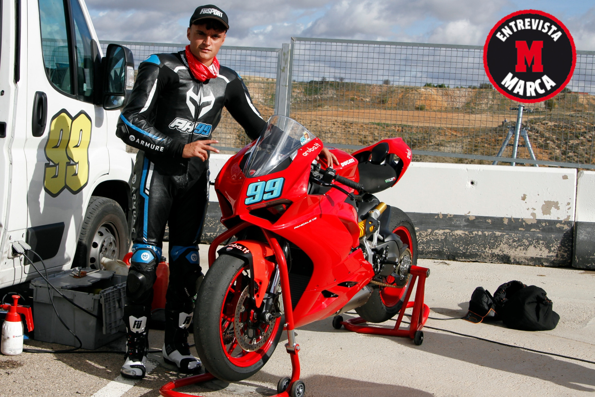 Adrin Huertas, con su Ducati en Tarancn.