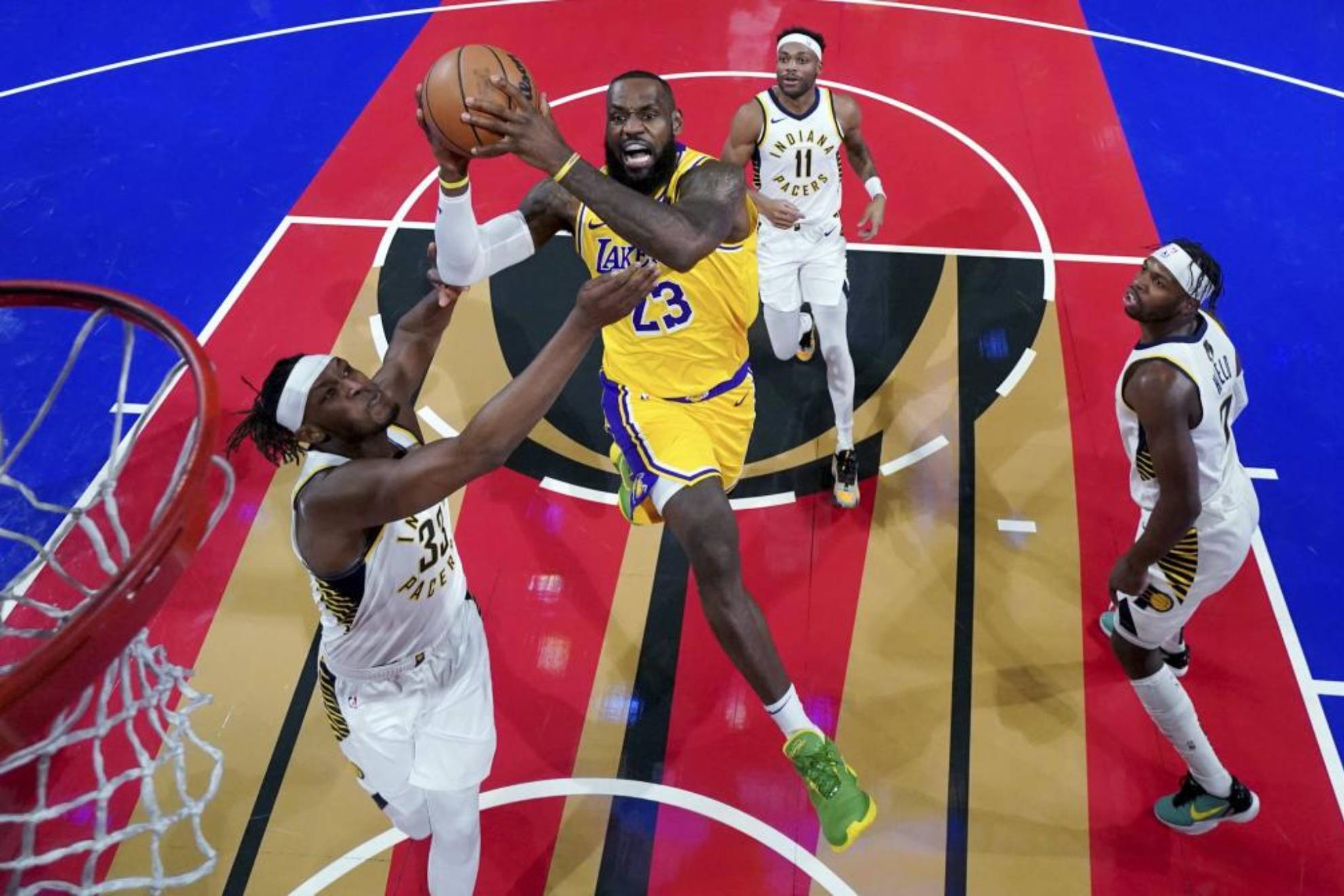 LeBron James penetra en la defensa de los Pacers en un momento de la final.