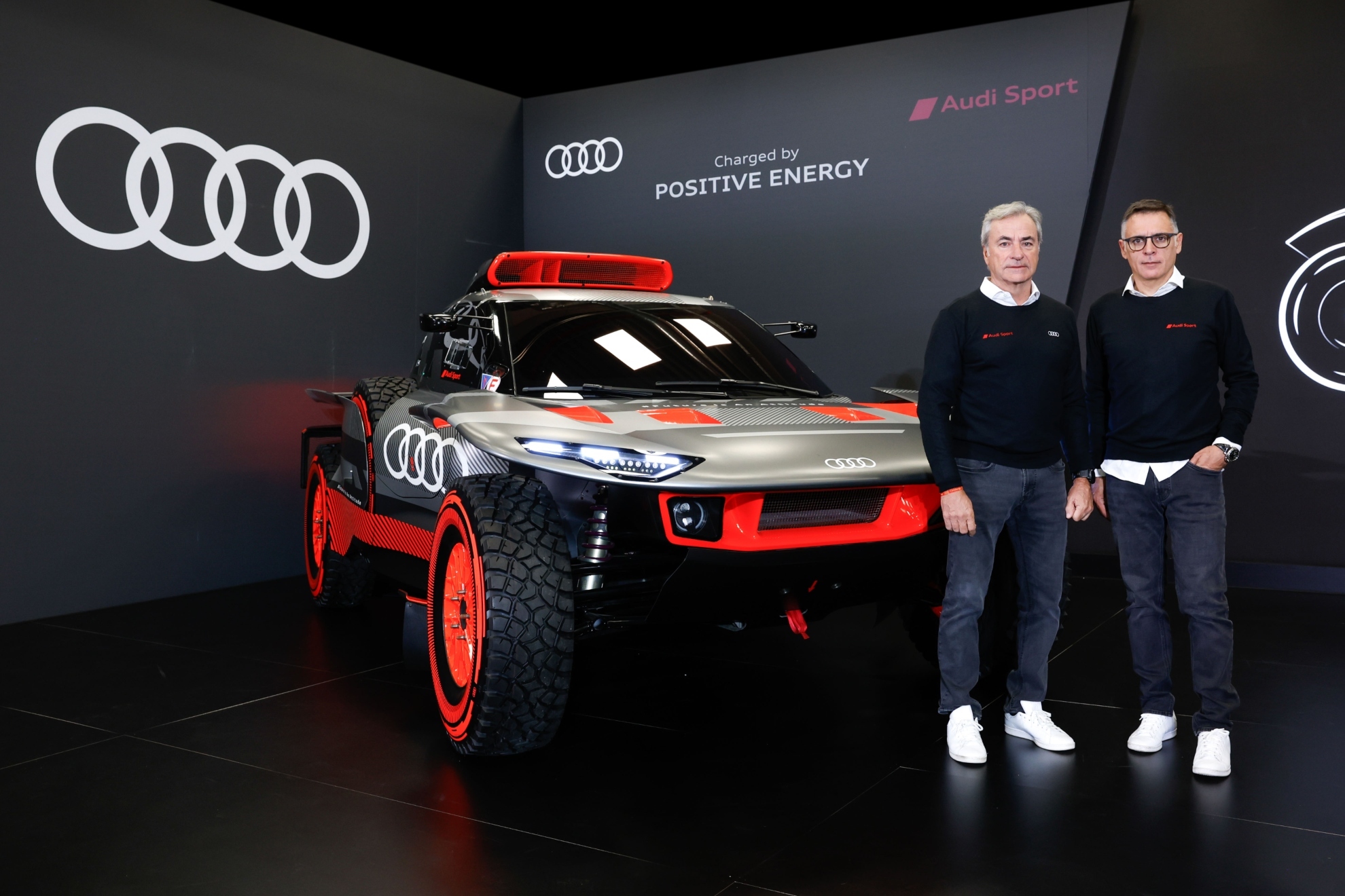 Carlos Sainz y Lucas Cruz, con el Audi del Dakar 2024.