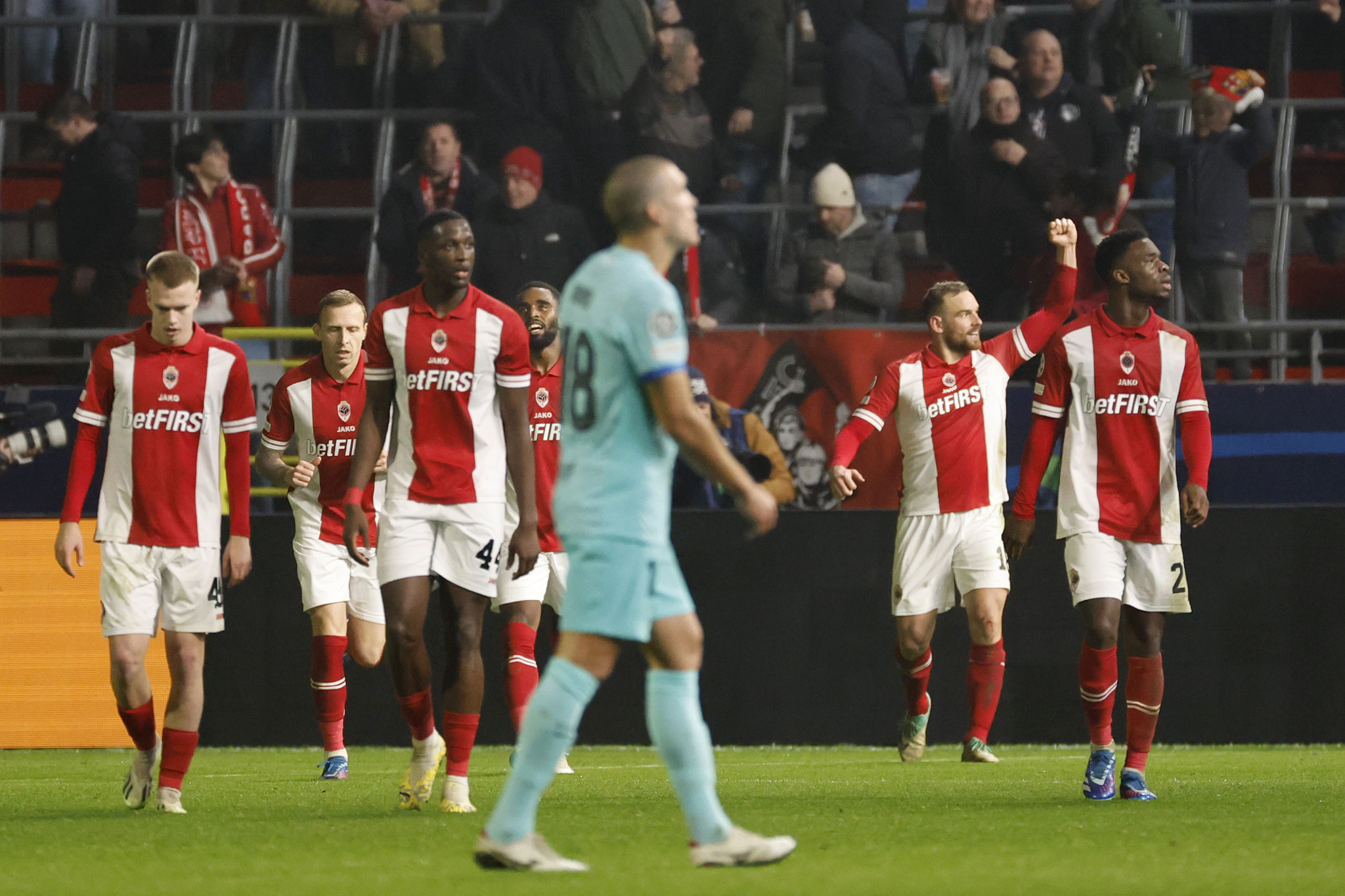 Antwerps Vincent Janssen celebrates with teammates after scoring
