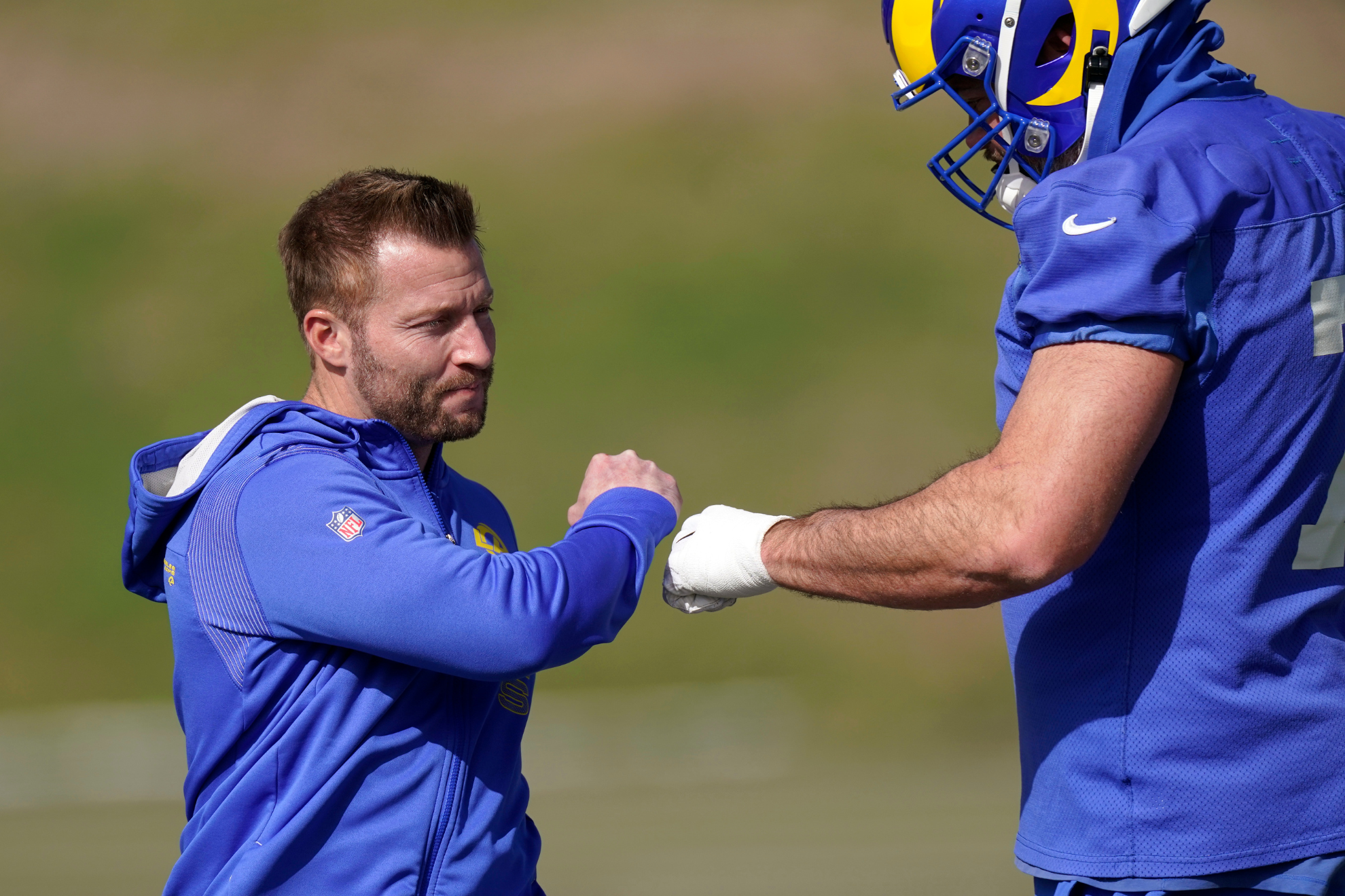 Sean McVay with Andrew Whitworth at a Los Angeles Rams practice.
