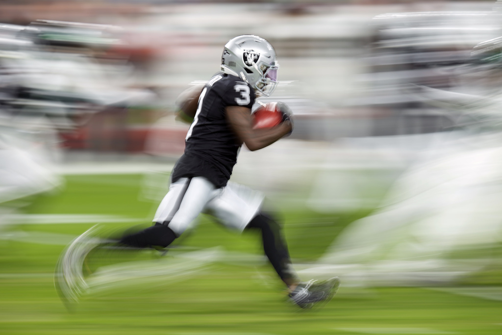 Raiders DeAndre Carter returning a kickoff against the Jets.