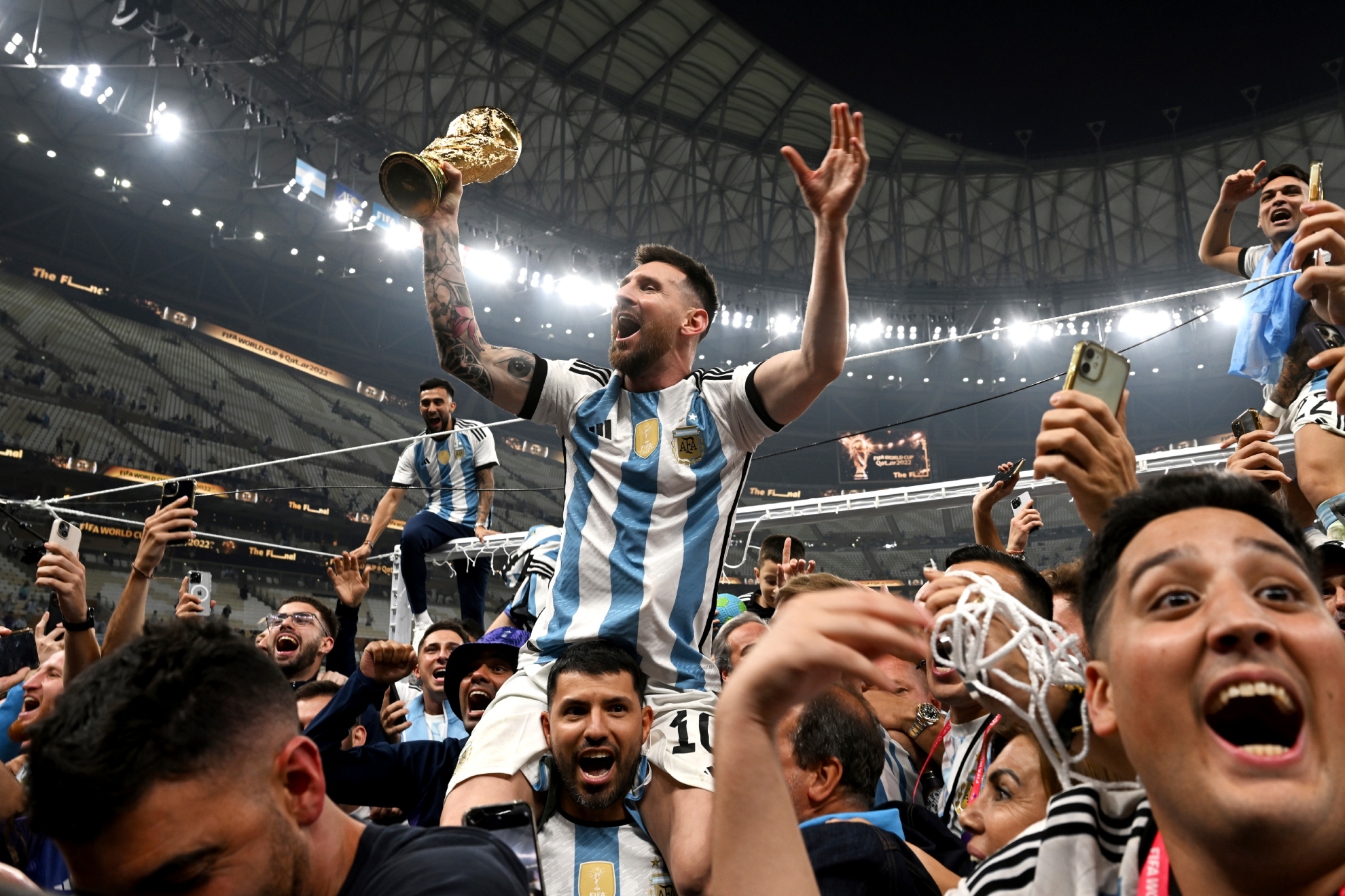 Messi, celebrando la Copa del Mundo conquistada por Argentina en Qatar.