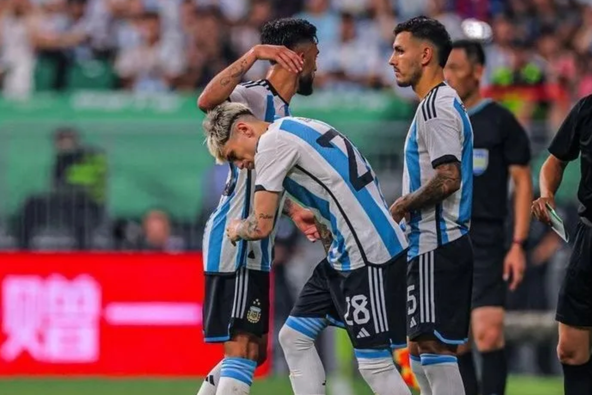 Paredes y Garnacho entran al terreno de juego con la camiseta de Argentina.