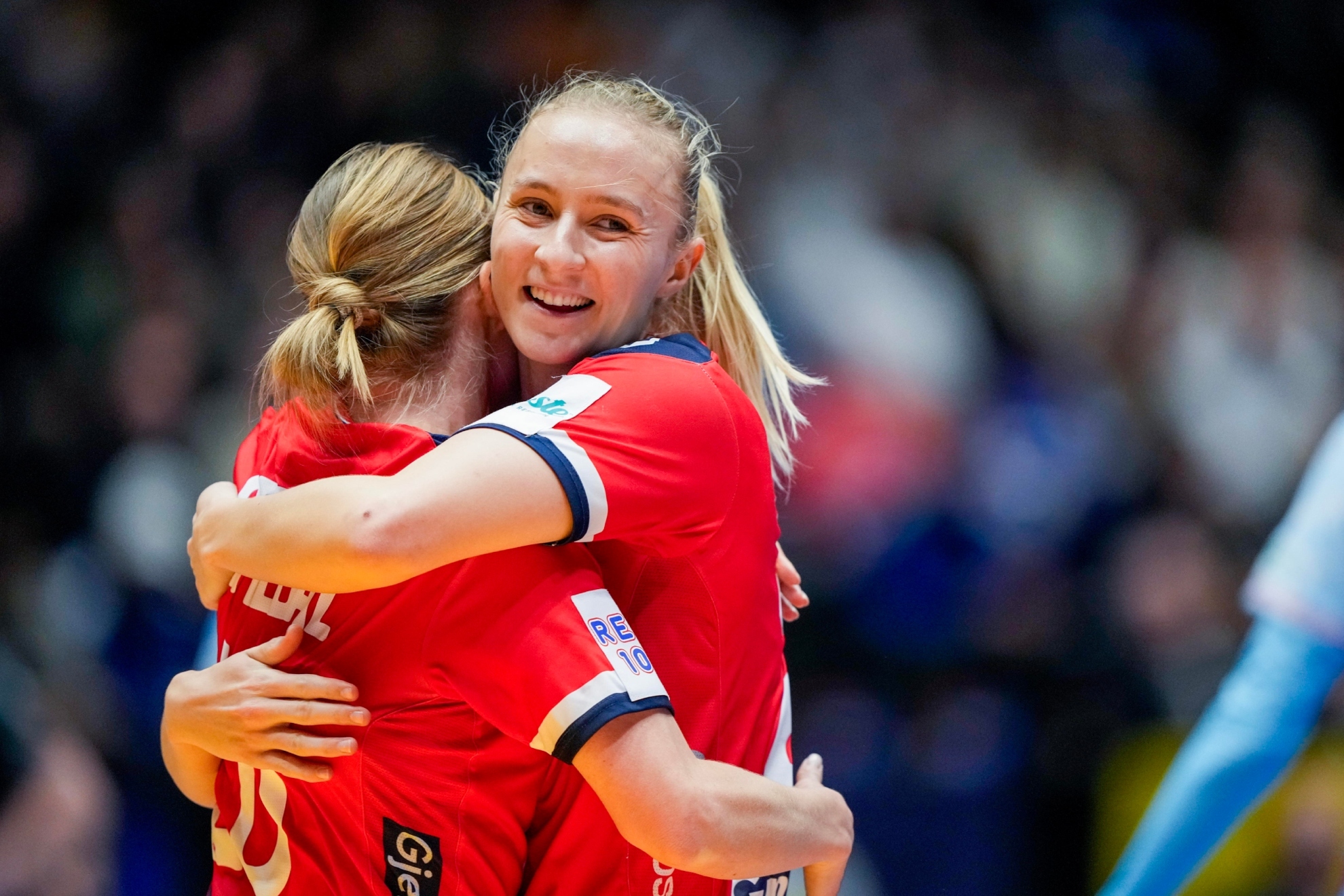 La jugadora Henny Reistad de Noruega (de cara) se abraza a una compañera /